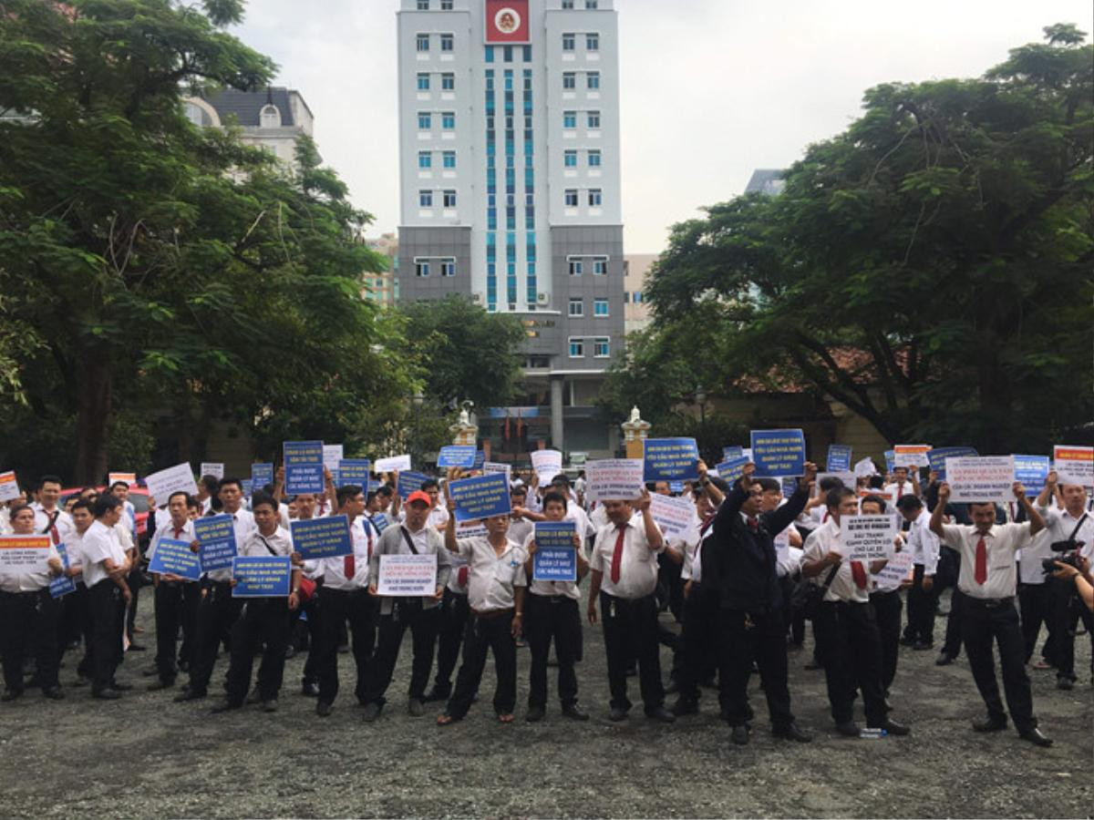 Hàng trăm tài xế Vinasun cầm biểu ngữ yêu cầu 'quản lý Grab như taxi' đến dự phiên tòa Ảnh 2