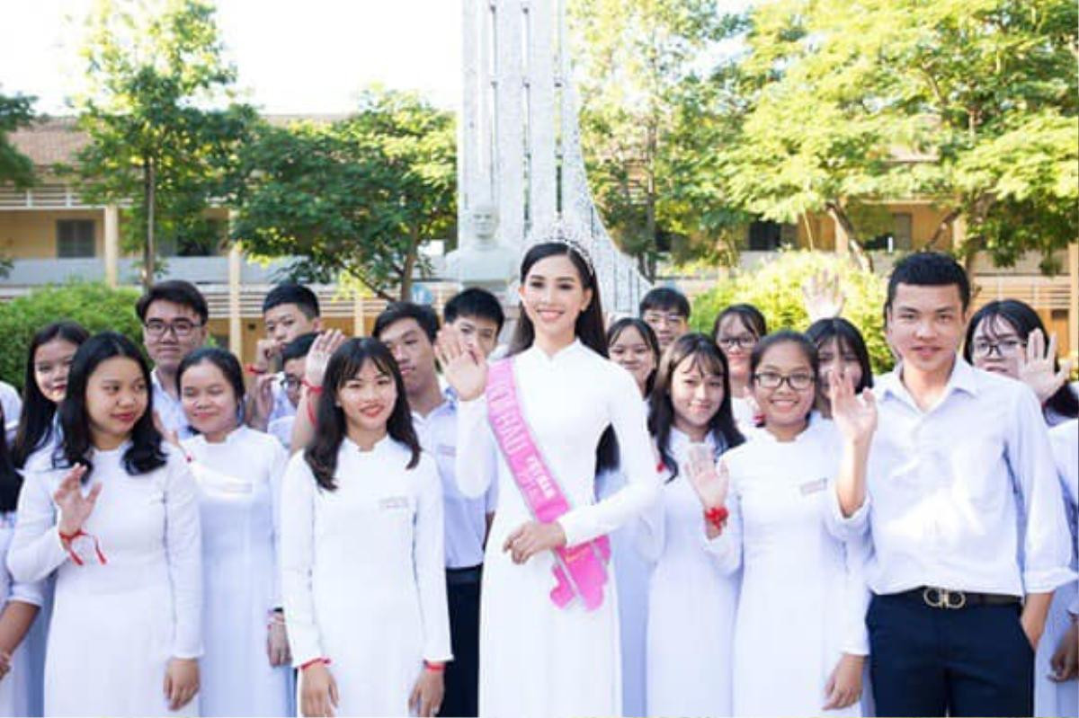 Nhìn hoa hậu Tiểu Vy thả dáng trong áo dài trắng, ai cũng phải tấm tắc khen Ảnh 2