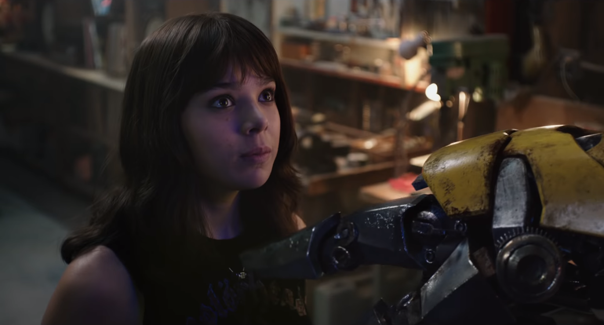 Trailer chính thức của 'Bumblebee': Bé Bee bị truy nã, John Cena vật Hailee Steinfeld xuống đất Ảnh 4