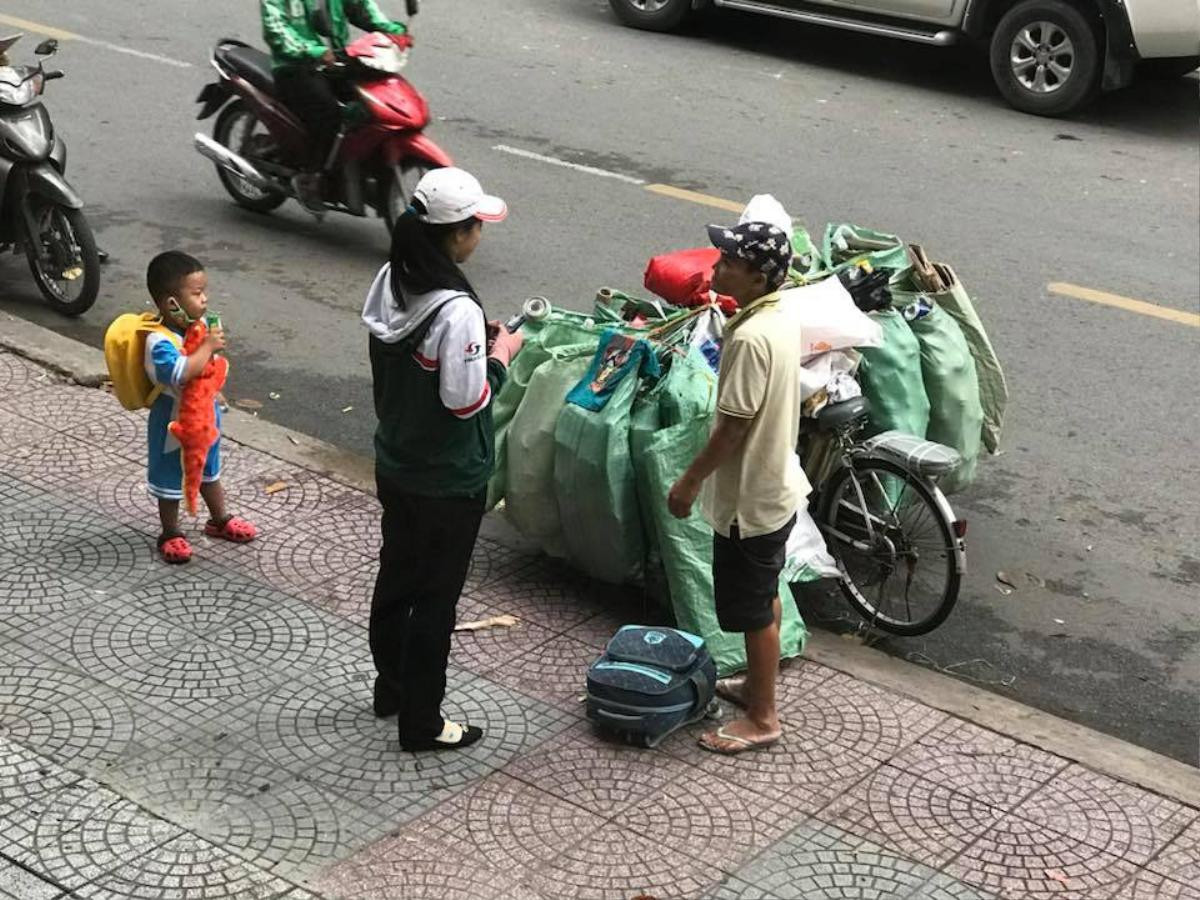 Nghẹn lòng trước cảnh cậu bé hôn mẹ trên chiếc xe chở đầy ve chai trong đêm Trung thu Ảnh 2