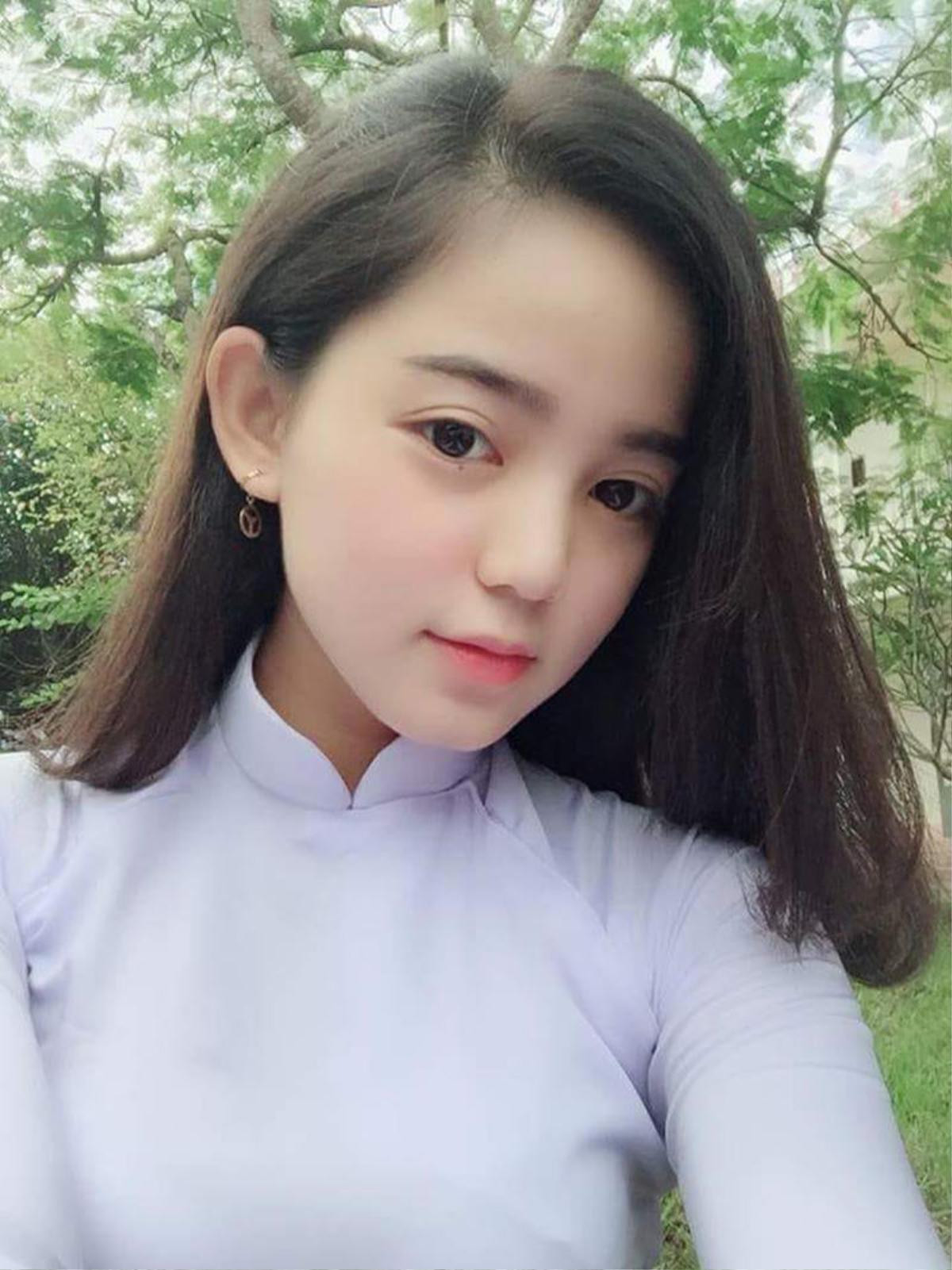 Nữ sinh cuối cấp diện áo dài đồng phục gây 'sóng gió' trên mạng nhờ gương mặt đáng yêu như em bé Ảnh 1