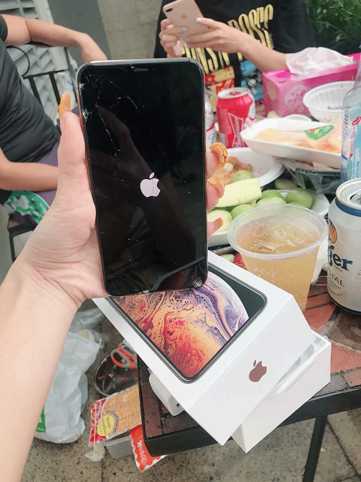 Quá hào hứng khi mở hộp iPhone Xs Max, cô nàng nhận 'trái đắng' khiến ai cũng xót xa Ảnh 1