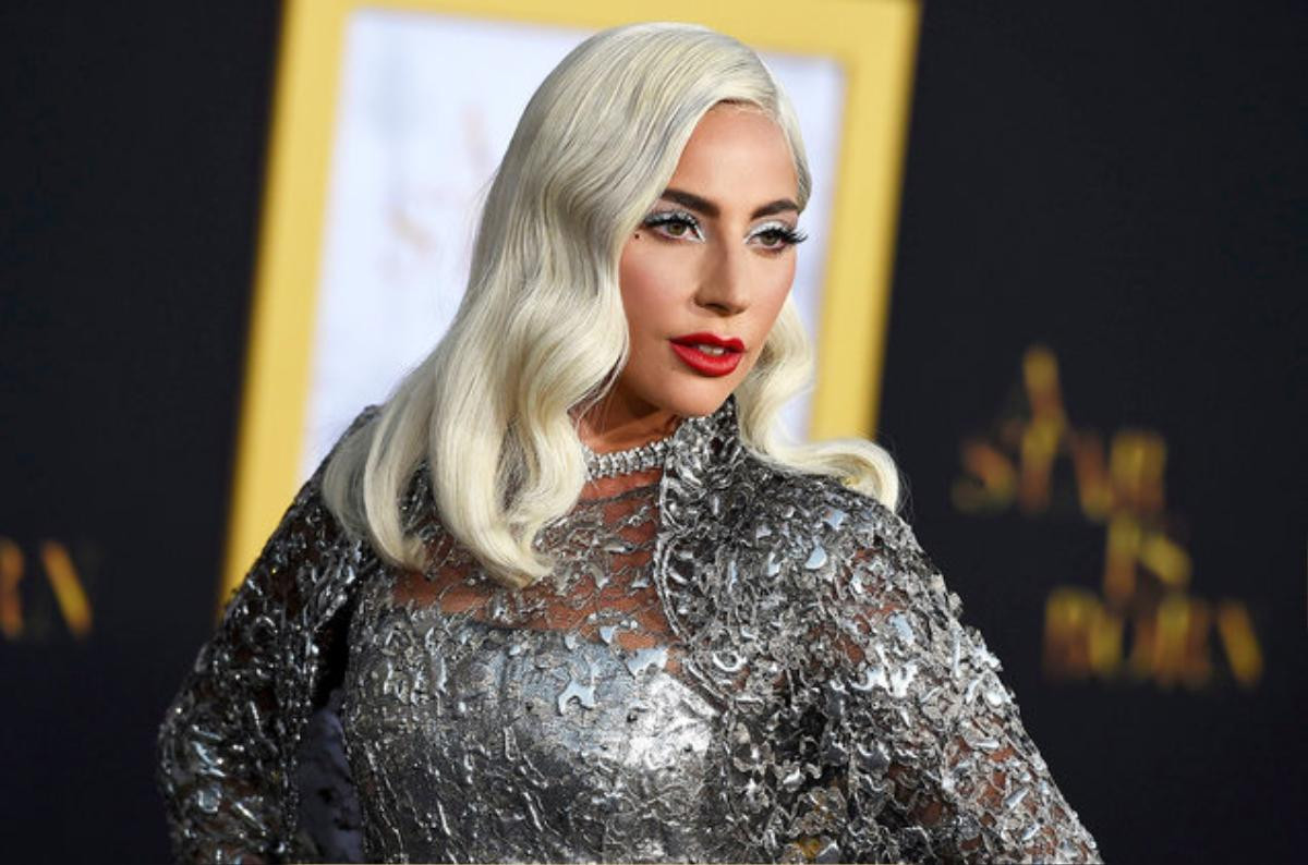 Không phải những bộ trang phục cá tính nổi loạn, Lady Gaga sang trọng lạ mắt tại buổi ra mắt 'A Star Is Born' Ảnh 2