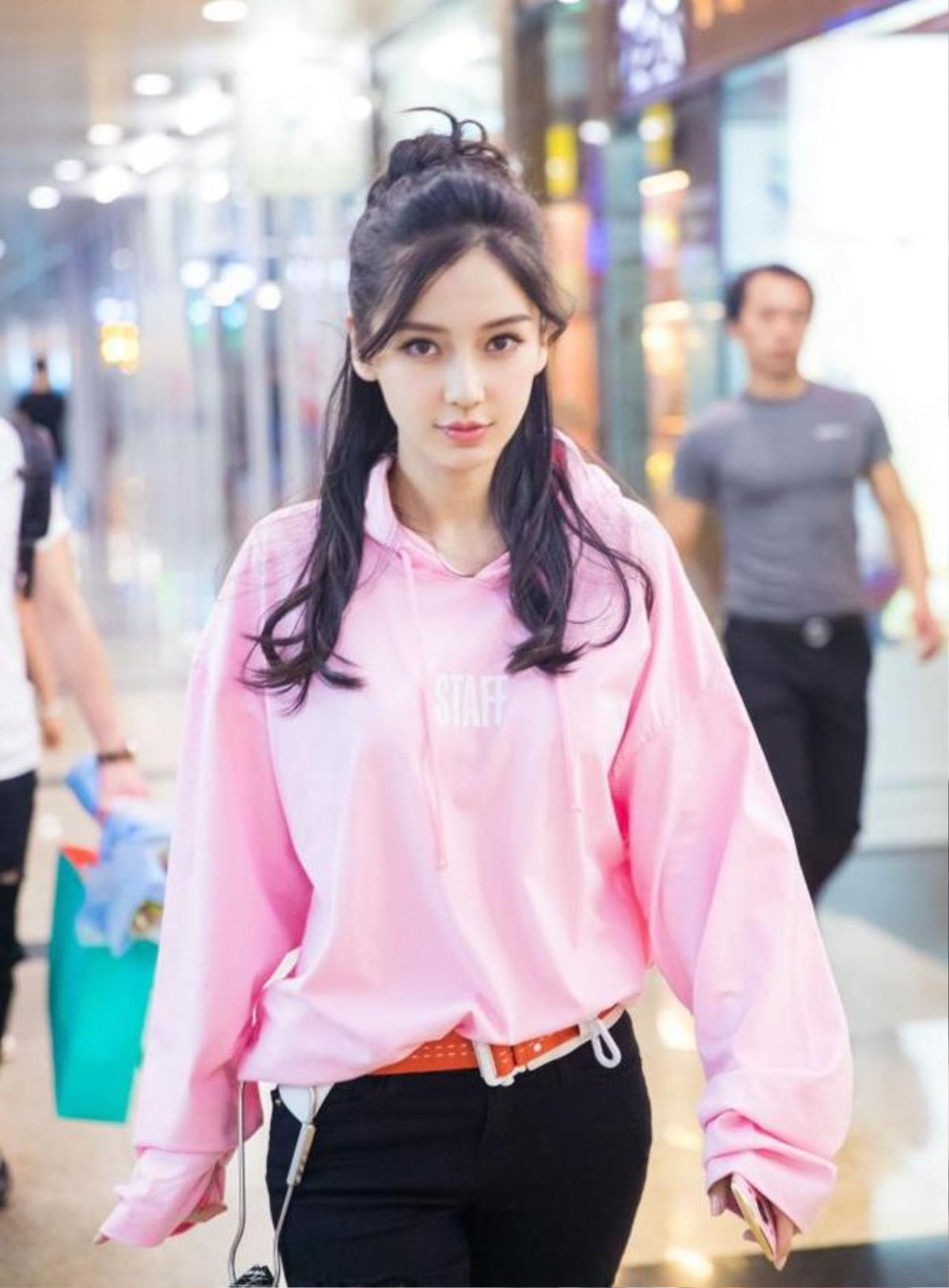 Sang chảnh trên thảm đỏ nhưng streetstyle của Angelababy lại đối lập hoàn toàn như thế này Ảnh 6