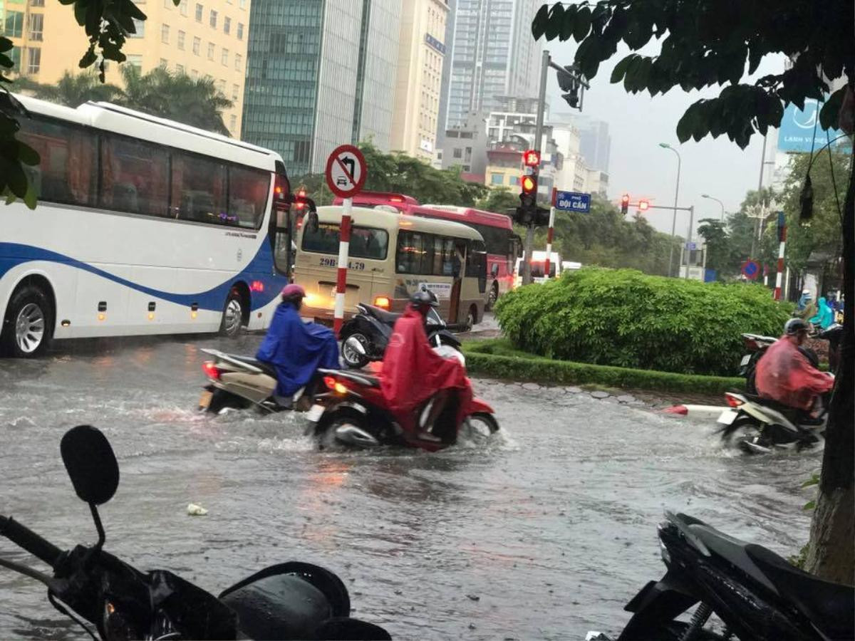 Mưa lớn đúng giờ tan tầm, nhiều tuyến đường Thủ đô biến thành sông, ùn tắc kinh hoàng Ảnh 3