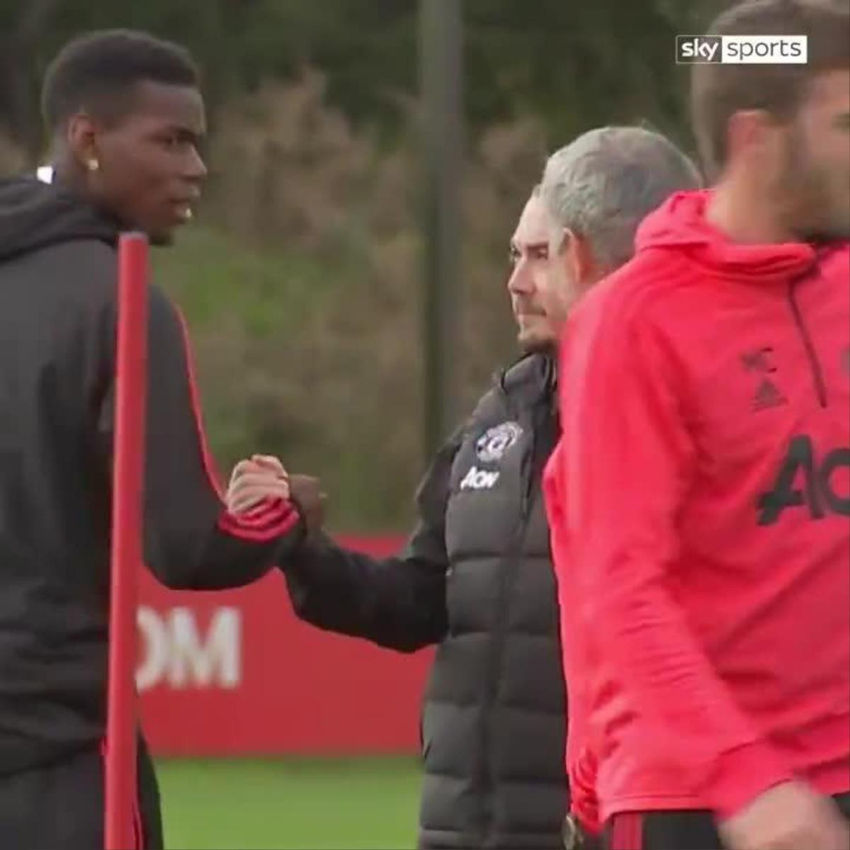 Pogba thể hiện thái độ muốn ‘ăn tươi nuốt sống’ Mourinho trên sân tập Ảnh 2