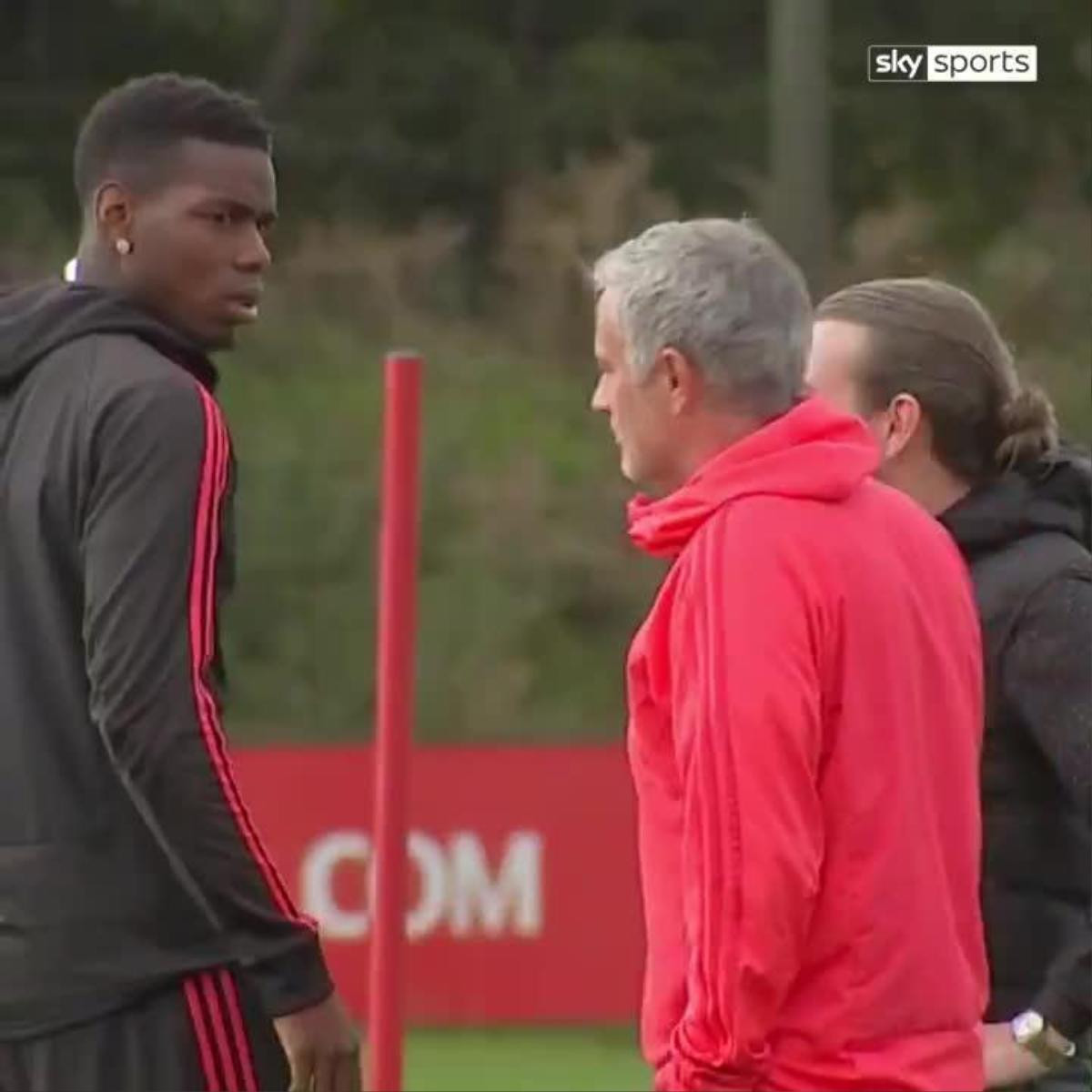 Pogba thể hiện thái độ muốn ‘ăn tươi nuốt sống’ Mourinho trên sân tập Ảnh 1