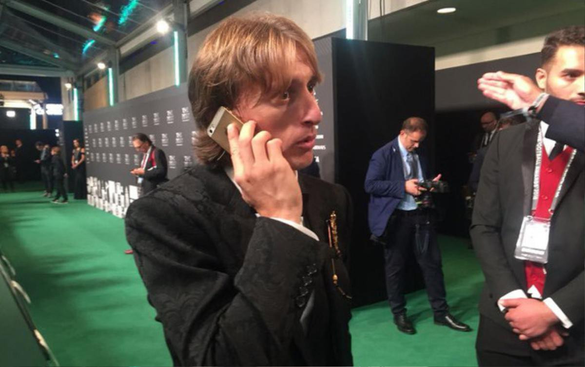 Luka Modric gây bất ngờ khi vẫn dùng iPhone 5s dù có mức lương 23 tỷ mỗi tháng Ảnh 1