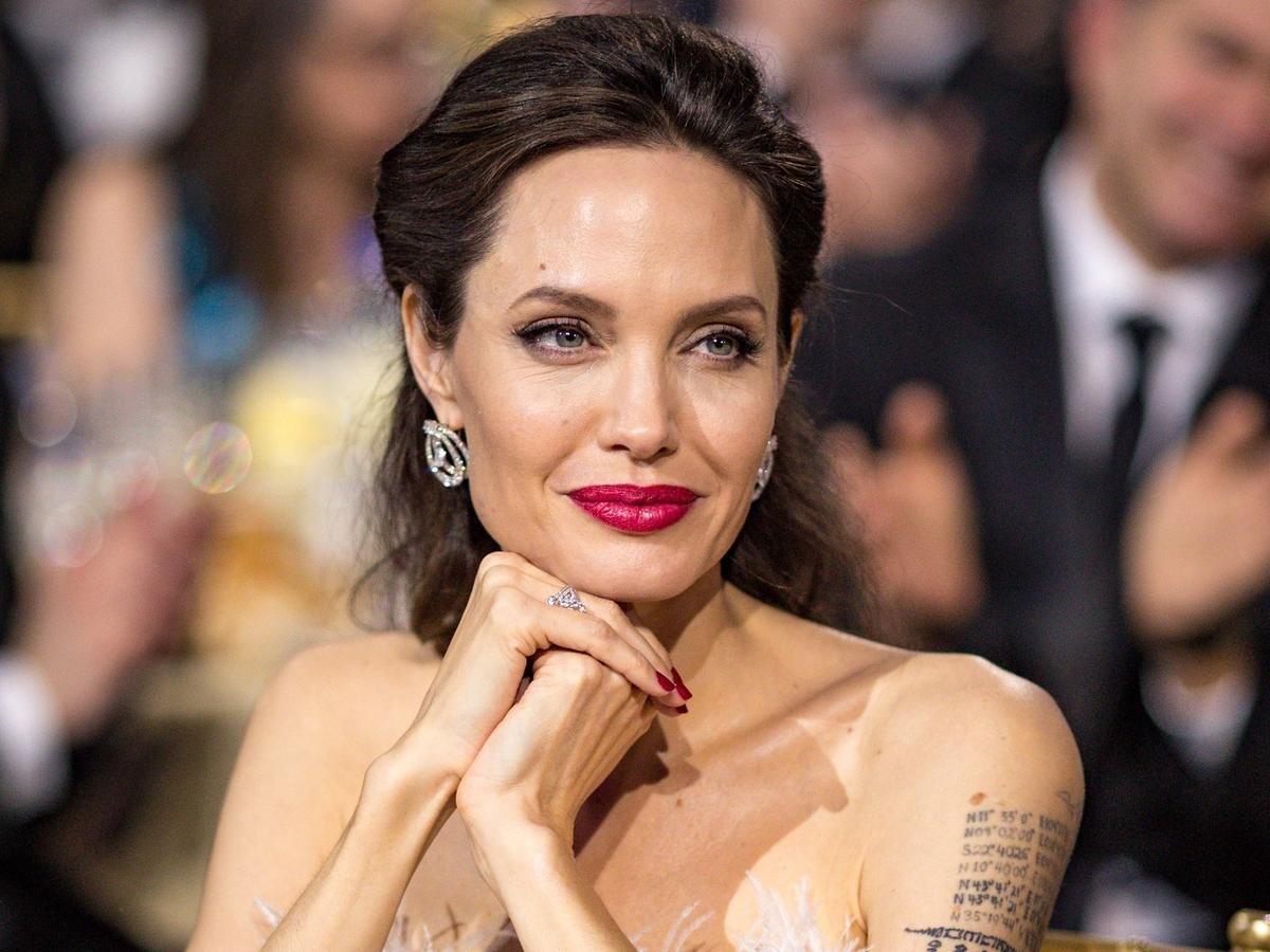 Thực hư thông tin Angelina Jolie khóc lóc đòi quay lại với Brad Pitt? Ảnh 7