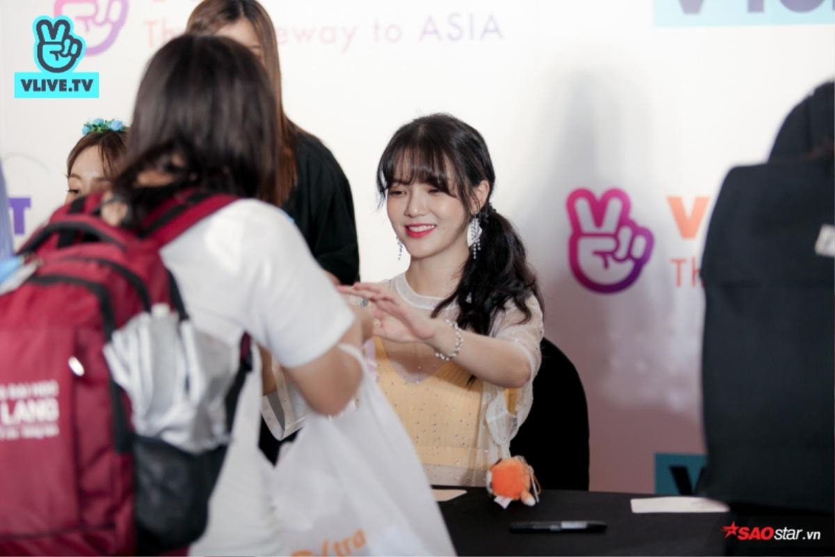 AOA xuất hiện tựa 'những nữ thần mùa xuân', ôm chầm lấy fan Việt tại buổi fansign! Ảnh 11