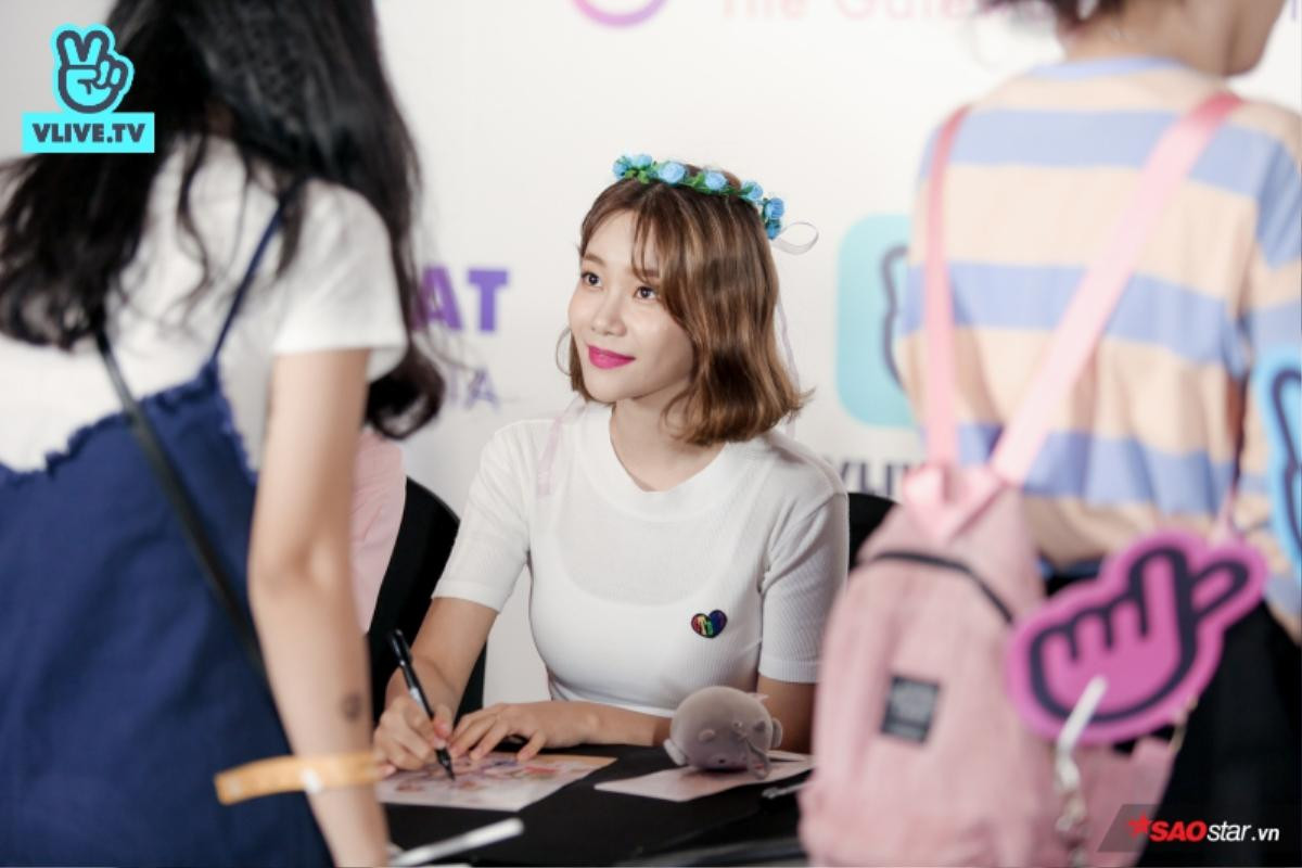 AOA xuất hiện tựa 'những nữ thần mùa xuân', ôm chầm lấy fan Việt tại buổi fansign! Ảnh 10