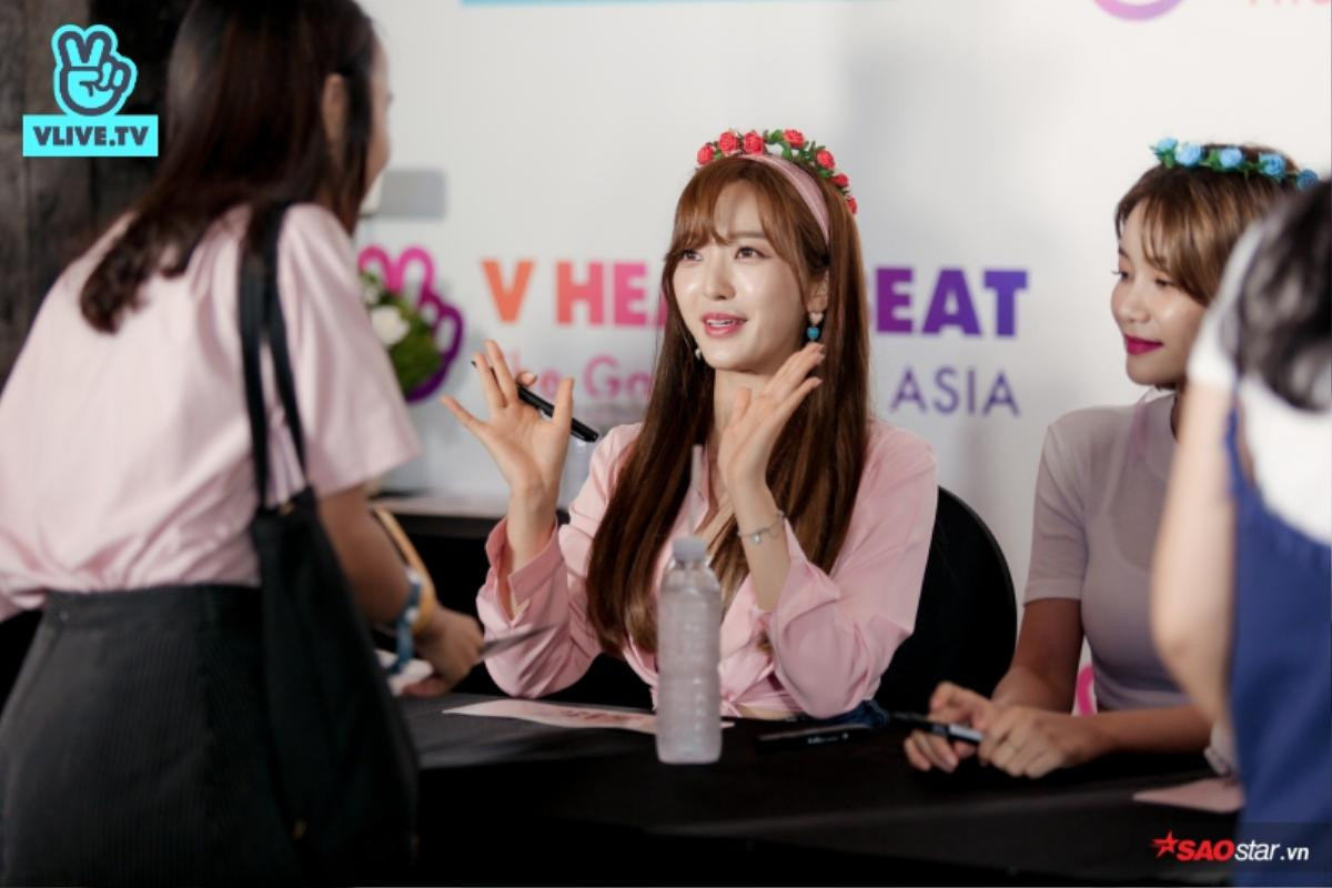 AOA xuất hiện tựa 'những nữ thần mùa xuân', ôm chầm lấy fan Việt tại buổi fansign! Ảnh 8