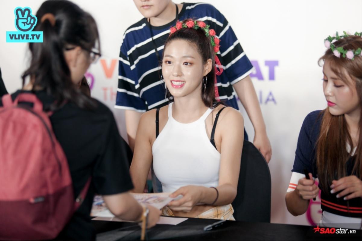 AOA xuất hiện tựa 'những nữ thần mùa xuân', ôm chầm lấy fan Việt tại buổi fansign! Ảnh 6