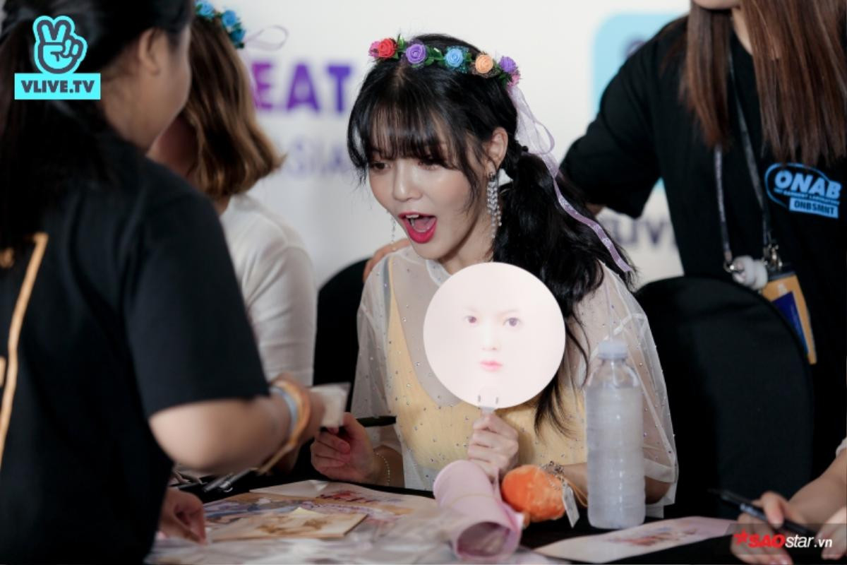 AOA xuất hiện tựa 'những nữ thần mùa xuân', ôm chầm lấy fan Việt tại buổi fansign! Ảnh 5