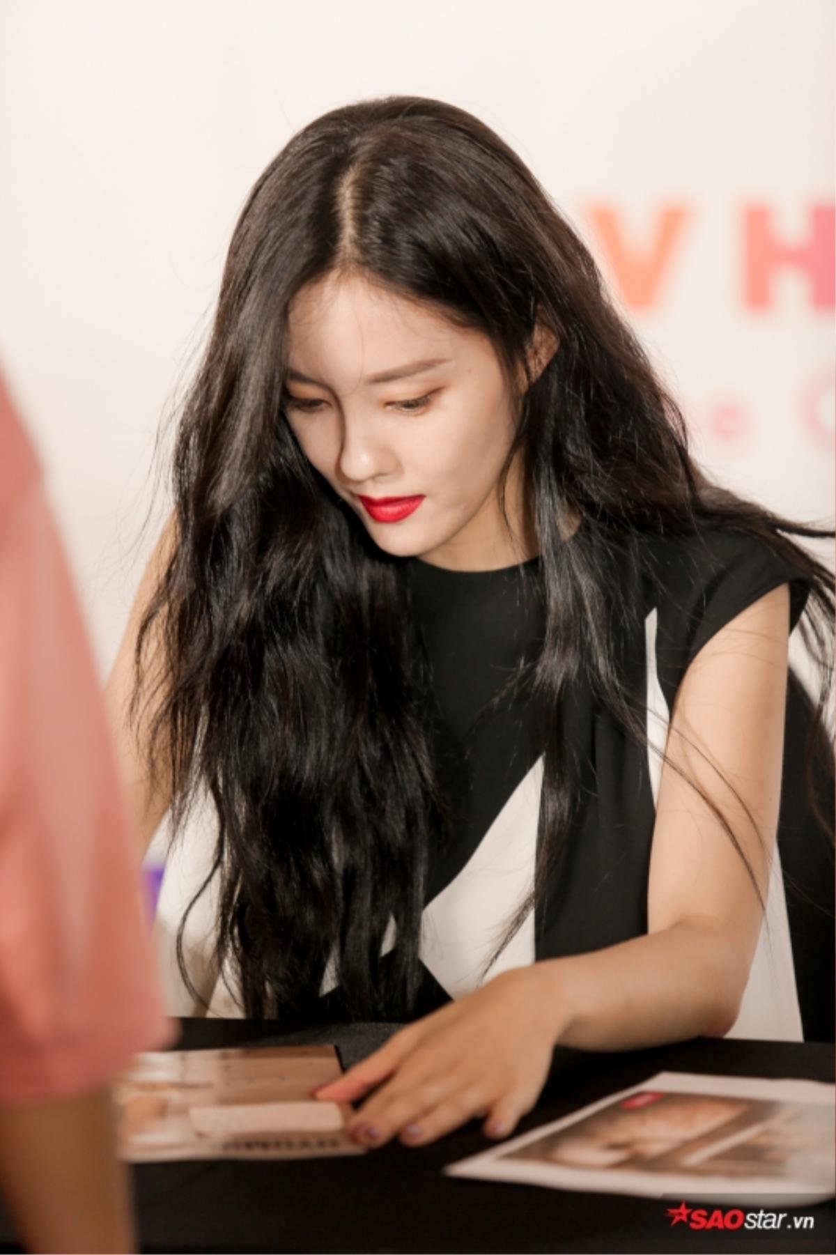 Fansign khó quên của Hyomin: Vừa 'khóc thét' vì Valak đã hạnh phúc 'không nói nên lời' với hàng trăm quả bóng bay từ Queen's Việt Ảnh 5