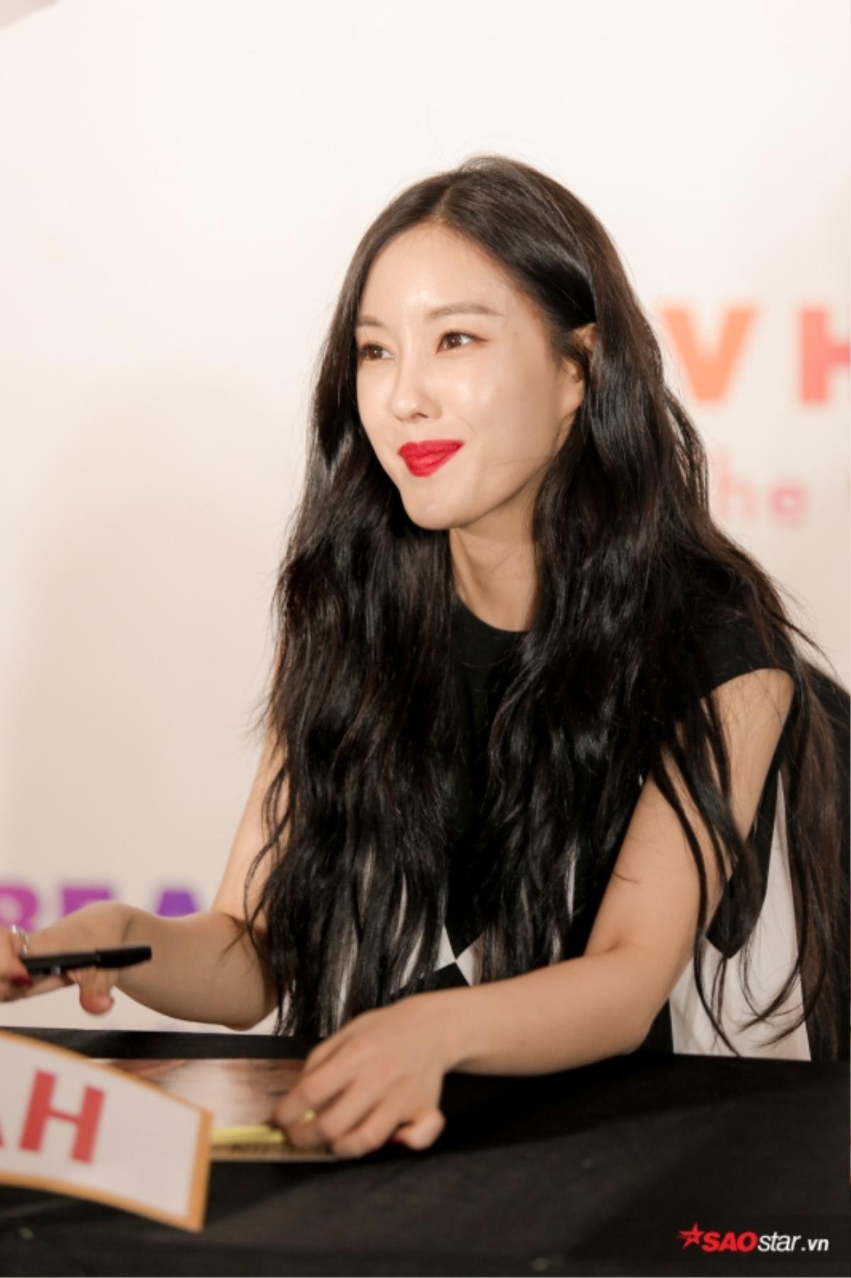 Fansign khó quên của Hyomin: Vừa 'khóc thét' vì Valak đã hạnh phúc 'không nói nên lời' với hàng trăm quả bóng bay từ Queen's Việt Ảnh 8