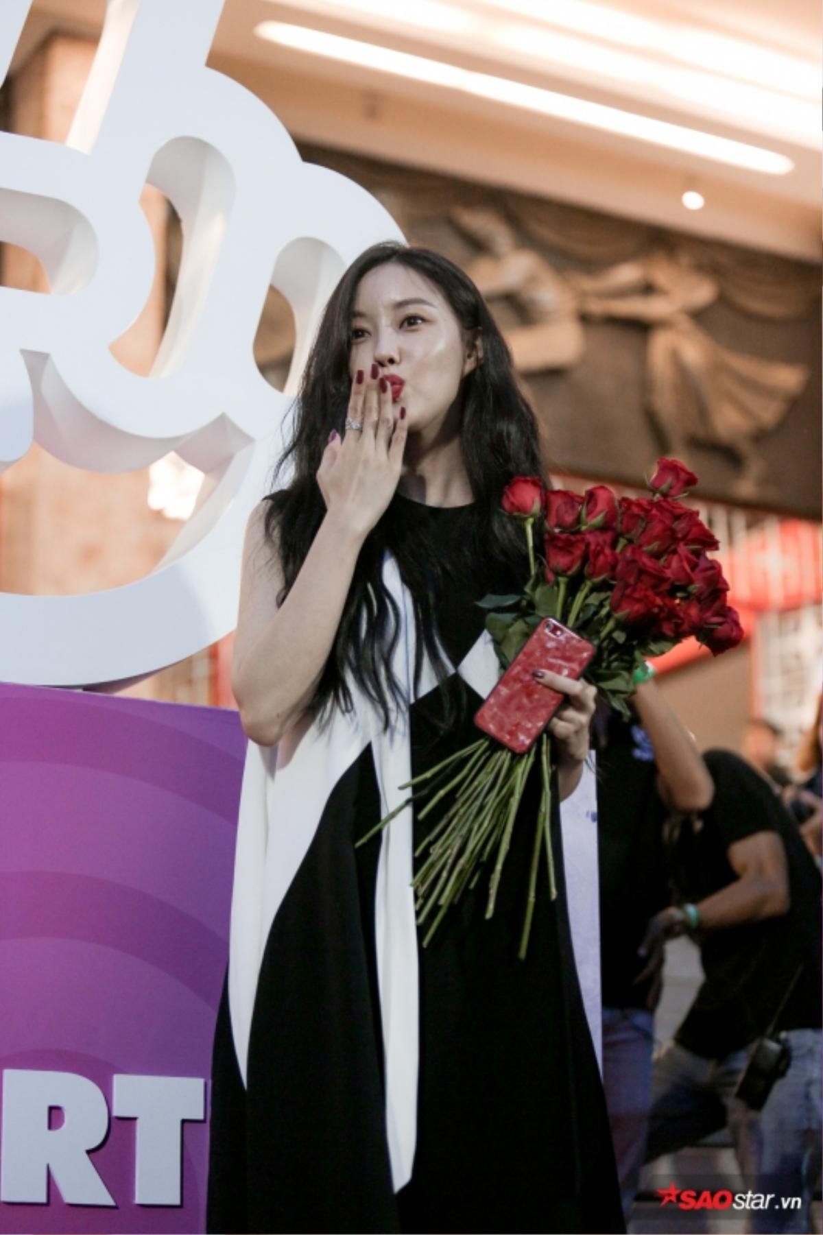 Fansign khó quên của Hyomin: Vừa 'khóc thét' vì Valak đã hạnh phúc 'không nói nên lời' với hàng trăm quả bóng bay từ Queen's Việt Ảnh 12