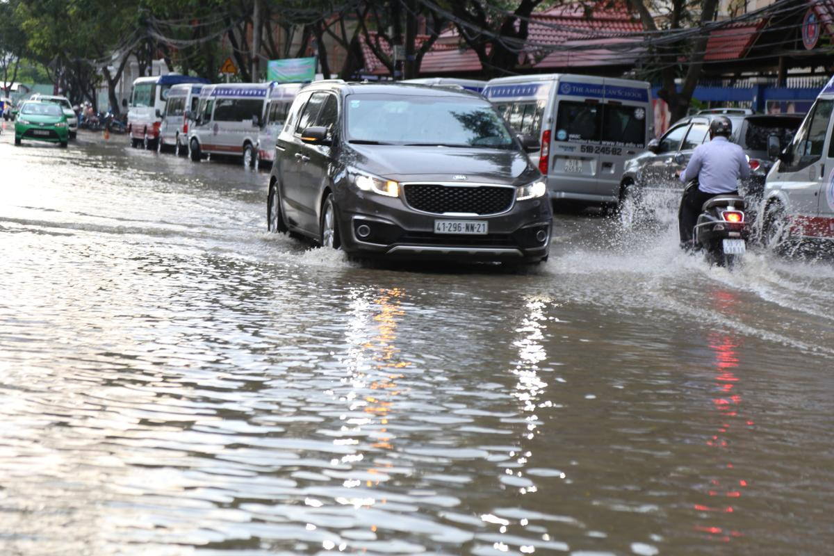 Phố nhà giàu ở Sài Gòn ngập nặng, học sinh được cõng trên lưng cha mẹ để rẽ nước về nhà Ảnh 2