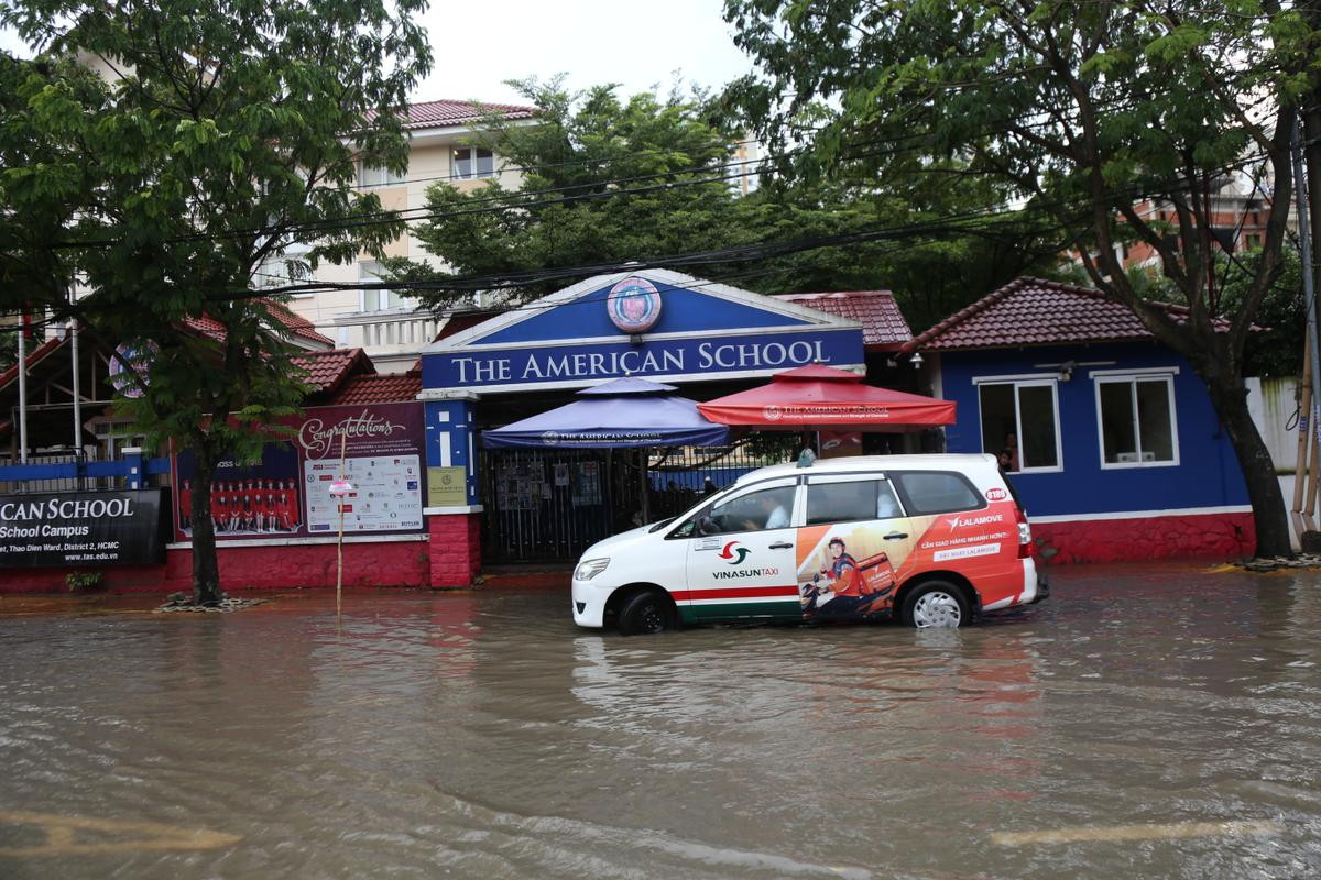 Phố nhà giàu ở Sài Gòn ngập nặng, học sinh được cõng trên lưng cha mẹ để rẽ nước về nhà Ảnh 3