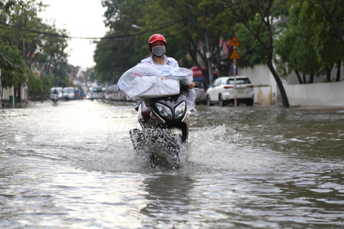 Phố nhà giàu ở Sài Gòn ngập nặng, học sinh được cõng trên lưng cha mẹ để rẽ nước về nhà Ảnh 5