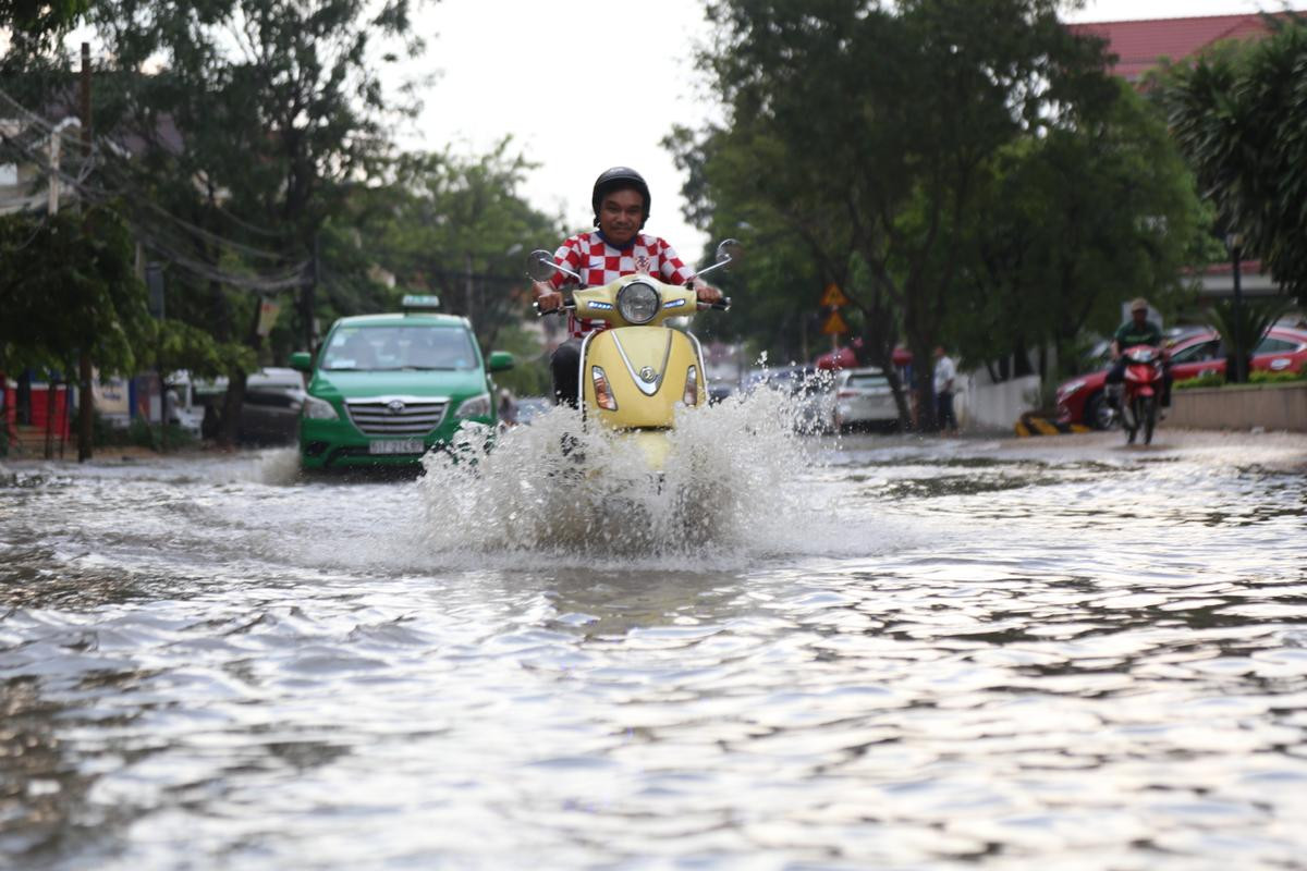 Phố nhà giàu ở Sài Gòn ngập nặng, học sinh được cõng trên lưng cha mẹ để rẽ nước về nhà Ảnh 9