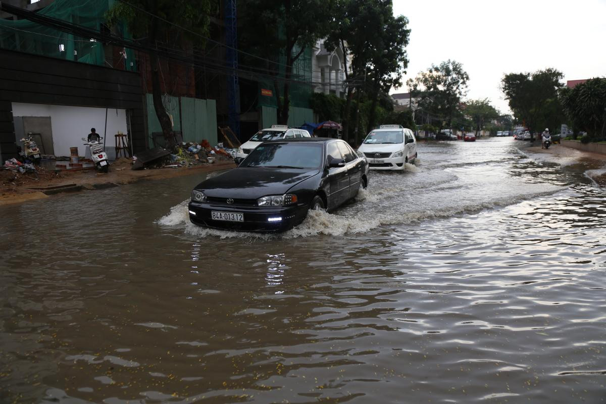 Phố nhà giàu ở Sài Gòn ngập nặng, học sinh được cõng trên lưng cha mẹ để rẽ nước về nhà Ảnh 8