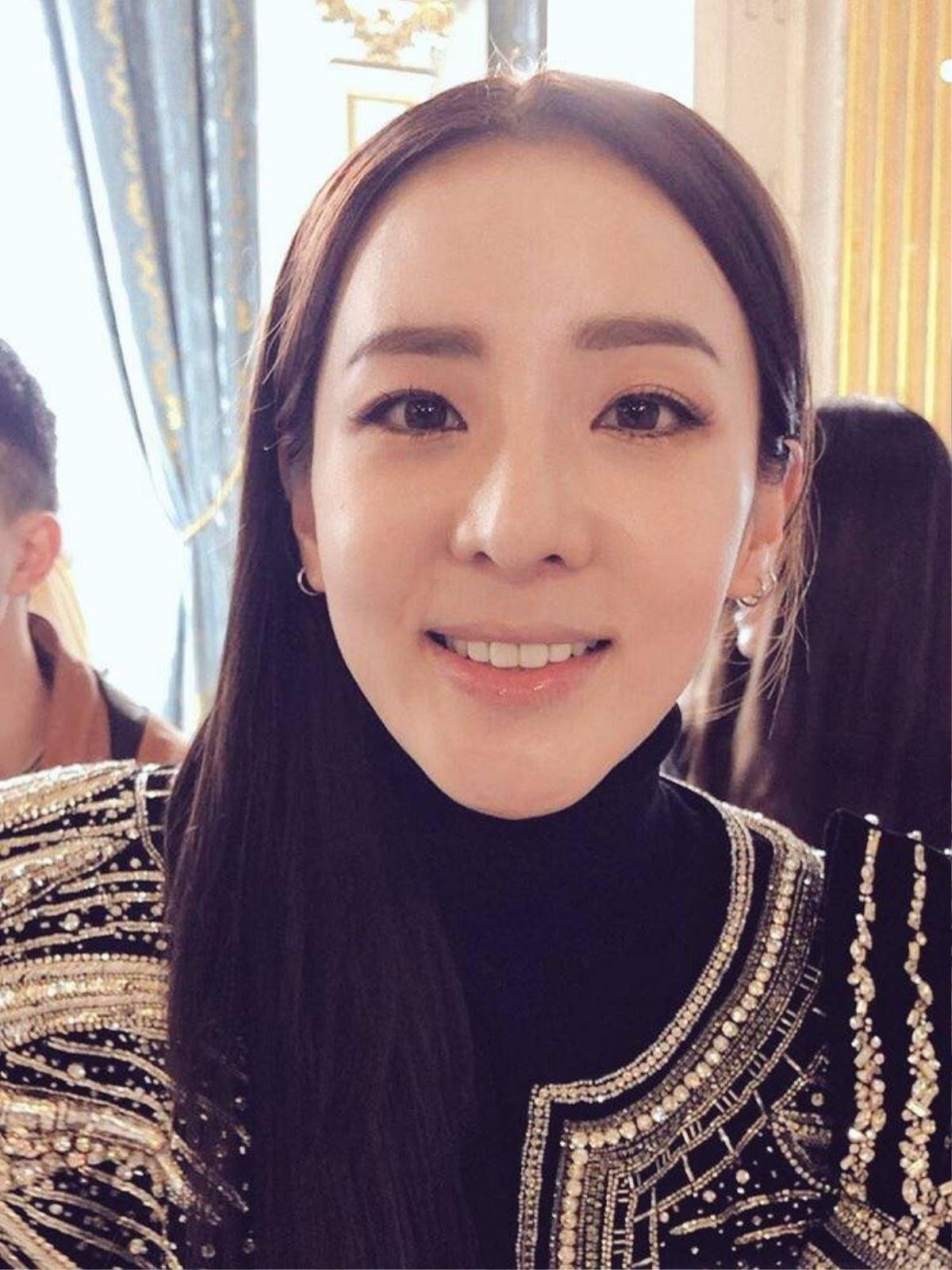 Hứa Ngụy Châu bảnh bao bên 'noona' Sandara Park, Xa Thi Mạn và Mai Davika ở 'Paris Fashion Week' ngày 4 Ảnh 20