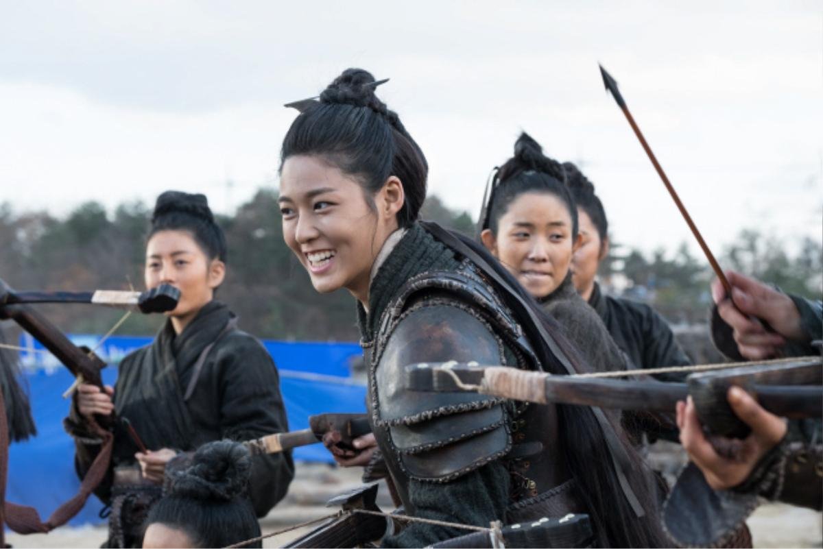 'The Great Battle' của Jo In Sung đạt 4 triệu khán giả, đạo diễn nói lý do chọn Nam Joo Hyuk và Seolhyun (AOA) Ảnh 5