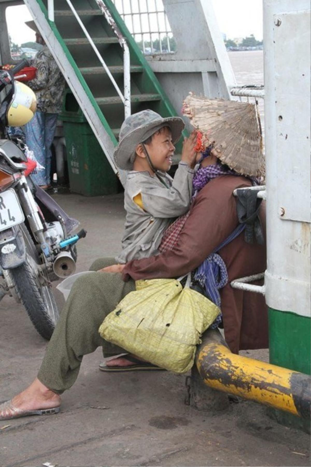 Bức ảnh 'nụ cười vô tư của cậu bé ăn xin và hành động vuốt má người mẹ đầy trìu mến' khiến bao người cảm thấy ấm lòng Ảnh 2