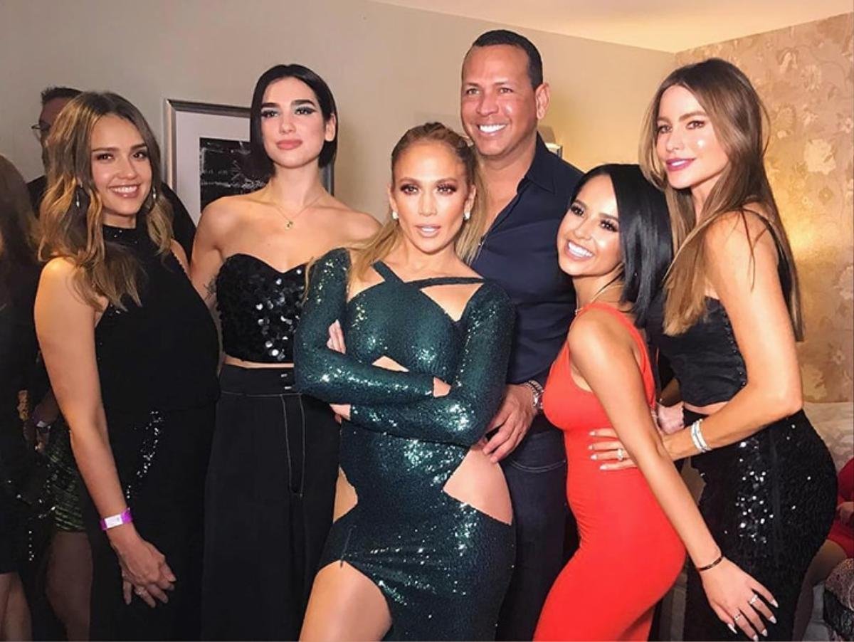 Jennifer Lopez nóng bỏng trong thiết kế cắt xẻ táo bạo của NTK gốc Việt Ảnh 1