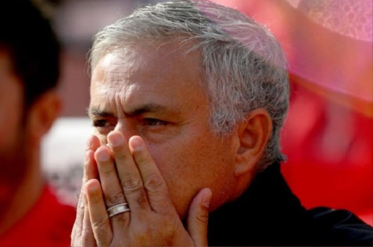 SỐC: 12 cầu thủ M.U gây áp lực hòng 'tống cổ' Mourinho Ảnh 1