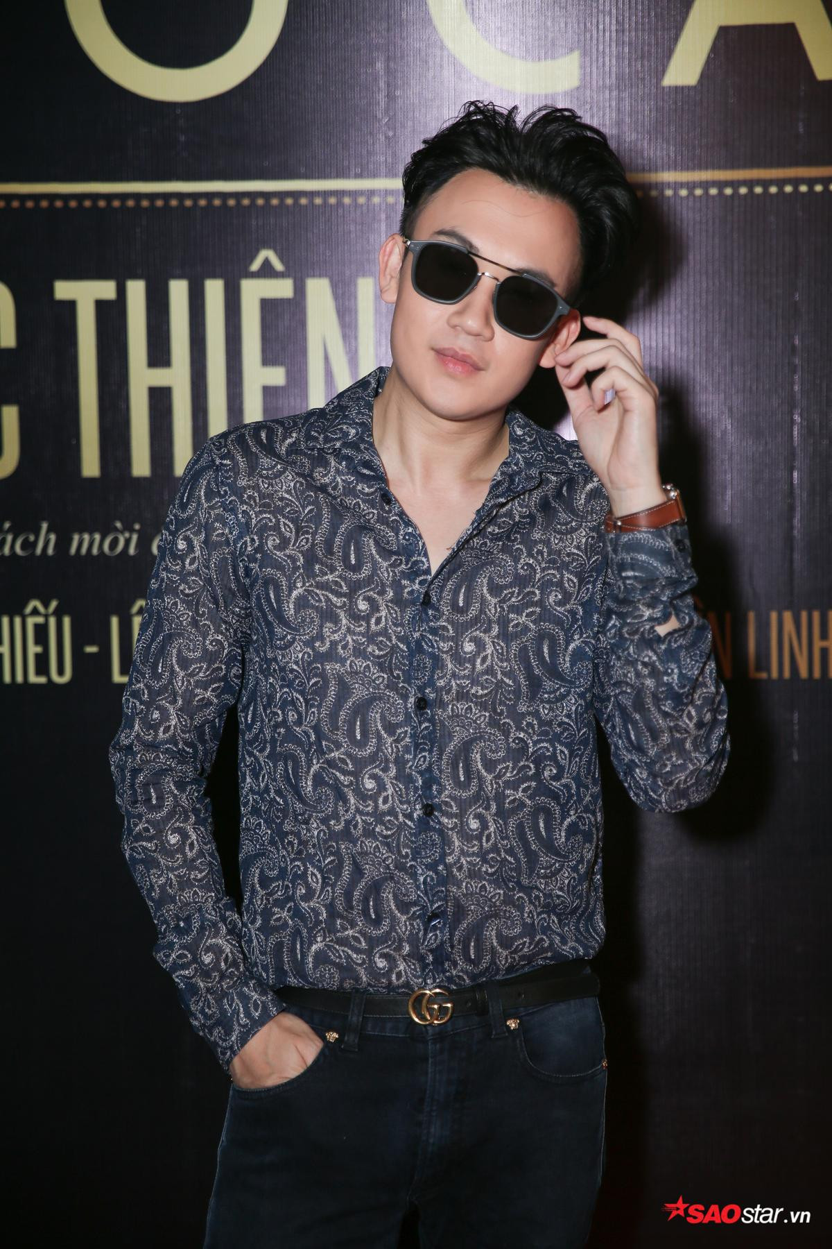 Phạm Anh Khoa lần đầu xuất hiện, gầy rộc và ngồi góc xa trong họp báo album Quốc Thiên Ảnh 10