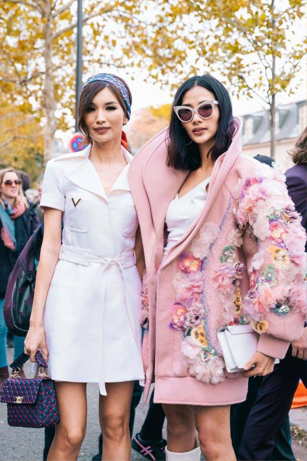 Hoàng Thùy lấn át cô nàng Astrid 'Crazy Rich Asians' tại Paris Fashion Week Ảnh 1