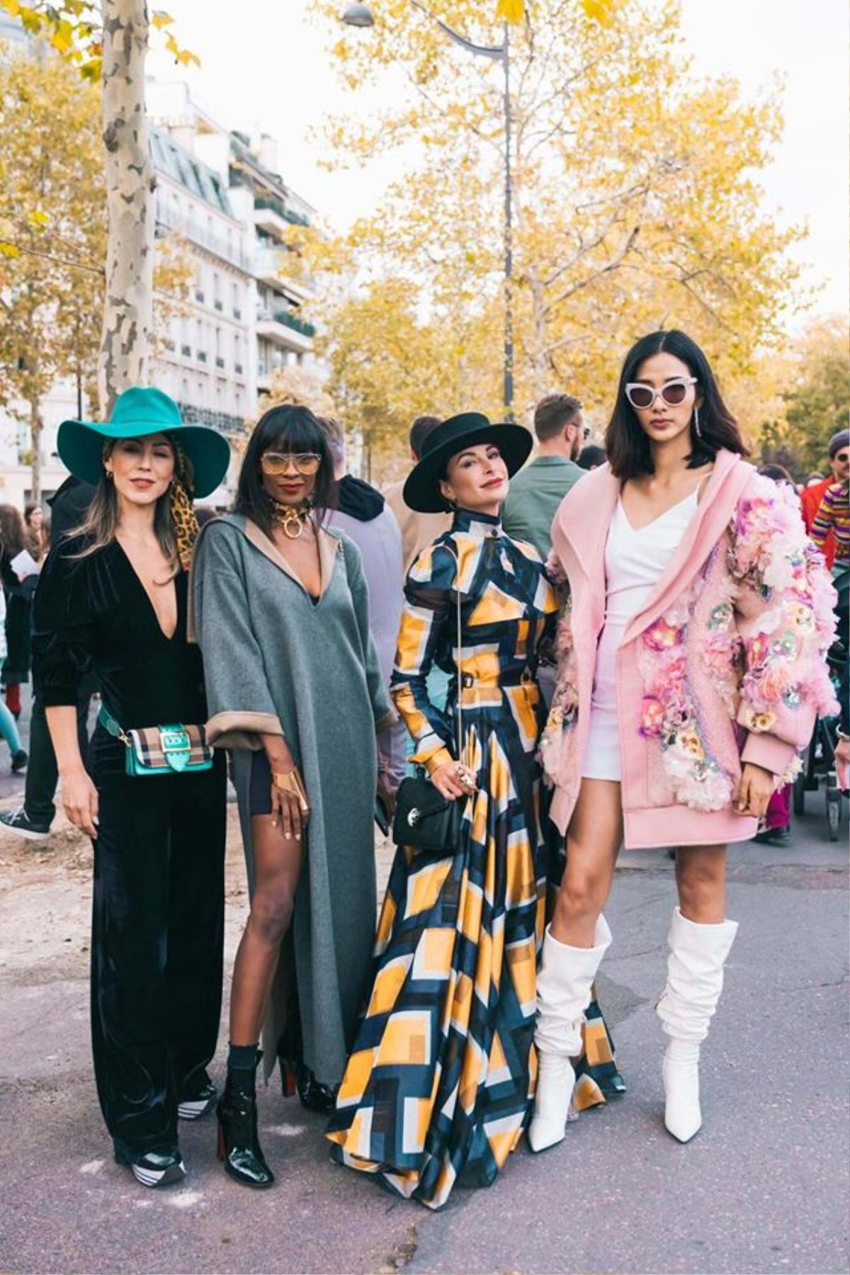 Hoàng Thùy lấn át cô nàng Astrid 'Crazy Rich Asians' tại Paris Fashion Week Ảnh 4