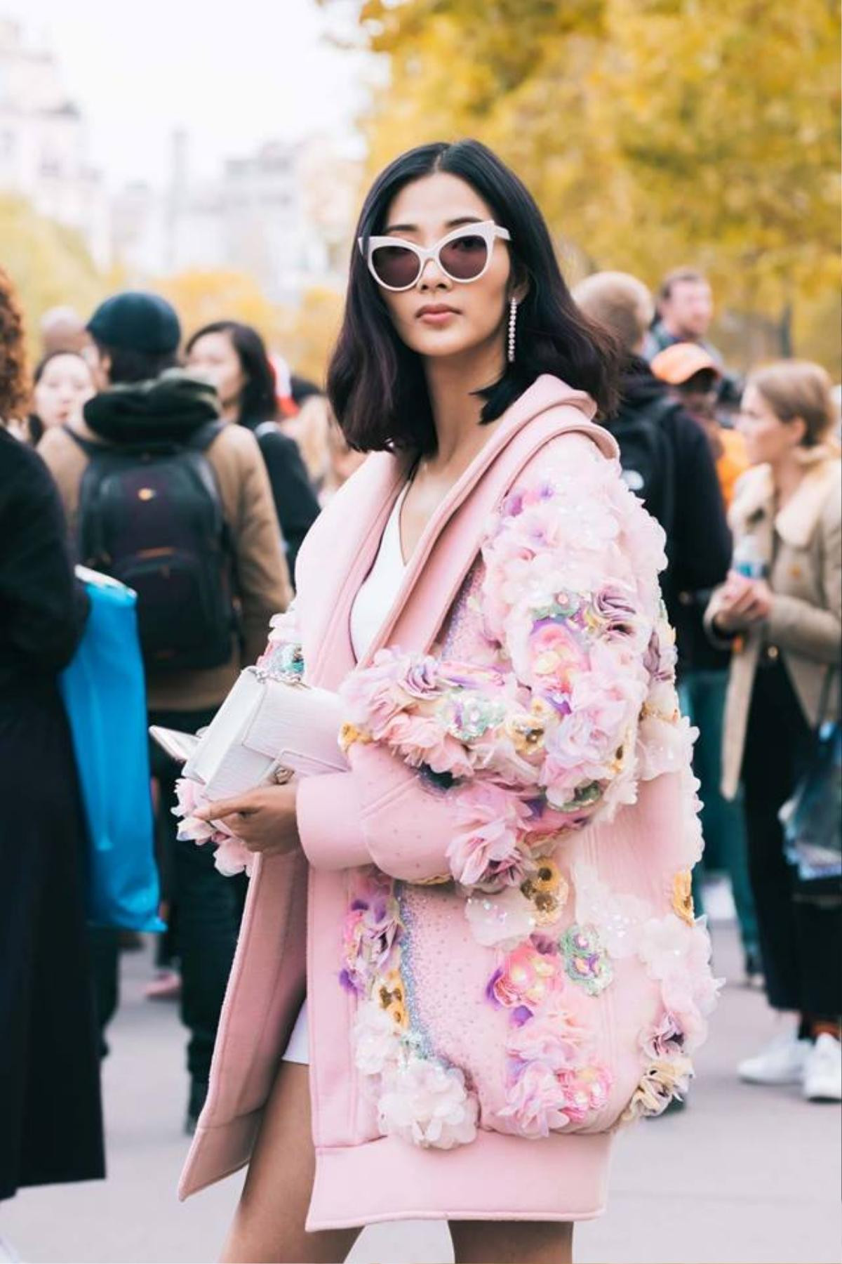 Hoàng Thùy lấn át cô nàng Astrid 'Crazy Rich Asians' tại Paris Fashion Week Ảnh 5