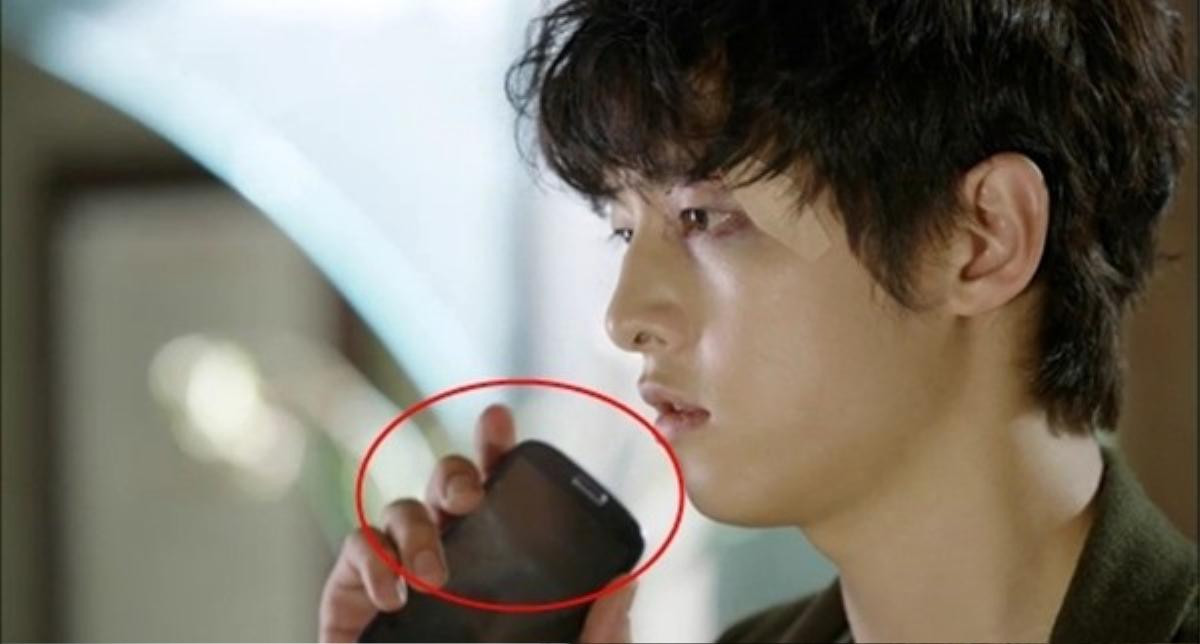 Hất smartphone cực ngầu trong 'Hậu duệ mặt trời' nhưng Song Joong Ki lại từng cầm ngược điện thoại trên phim Ảnh 2