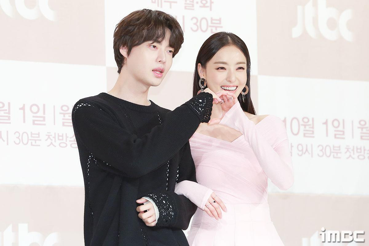 Họp báo 'The Beauty Inside': Seo Hyun Jin - Lee Da Hee xinh lung linh, tình tứ bên Lee Min Ki và Ahn Jae Hyun Ảnh 24