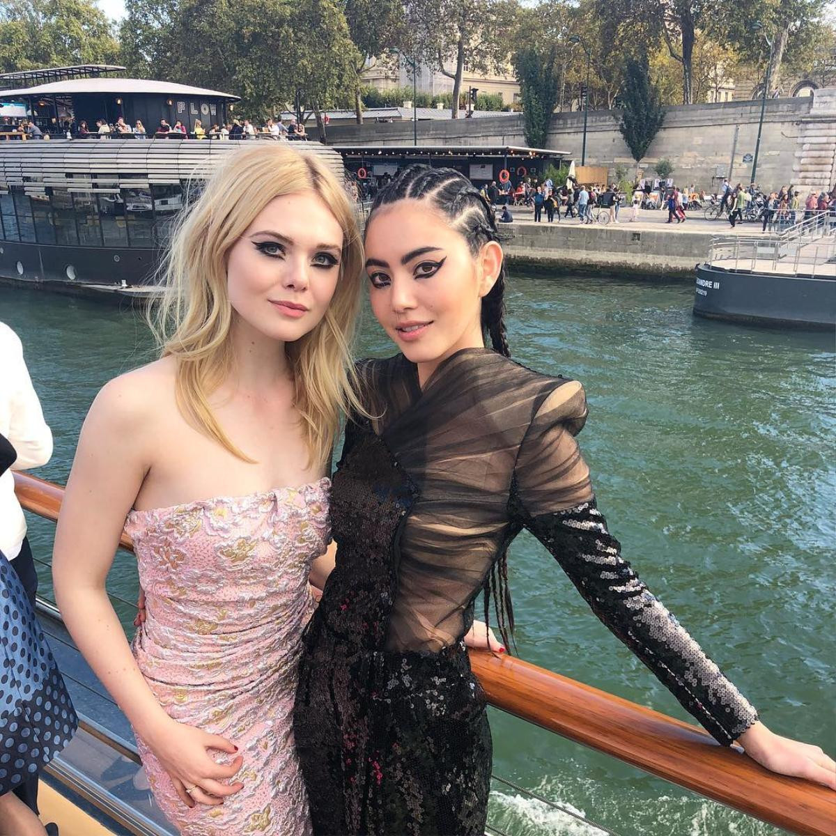 'Nàng thơ của Sơn Tùng' khoe thần thái đỉnh cao bên thiên thần Victoria's Secret tại Paris Fashion Week Ảnh 2