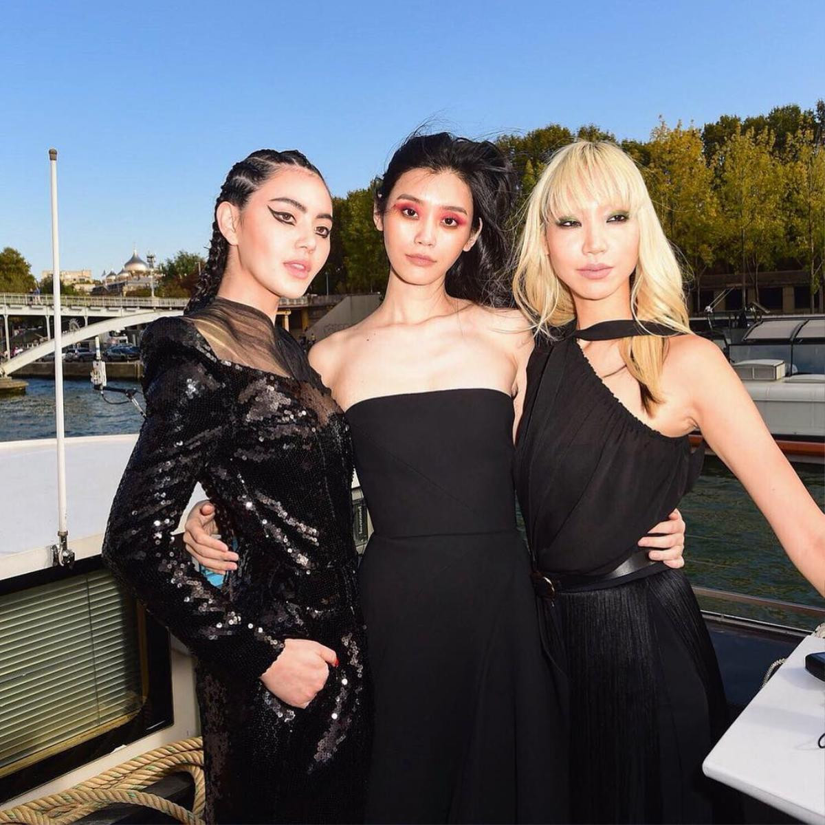 'Nàng thơ của Sơn Tùng' khoe thần thái đỉnh cao bên thiên thần Victoria's Secret tại Paris Fashion Week Ảnh 1