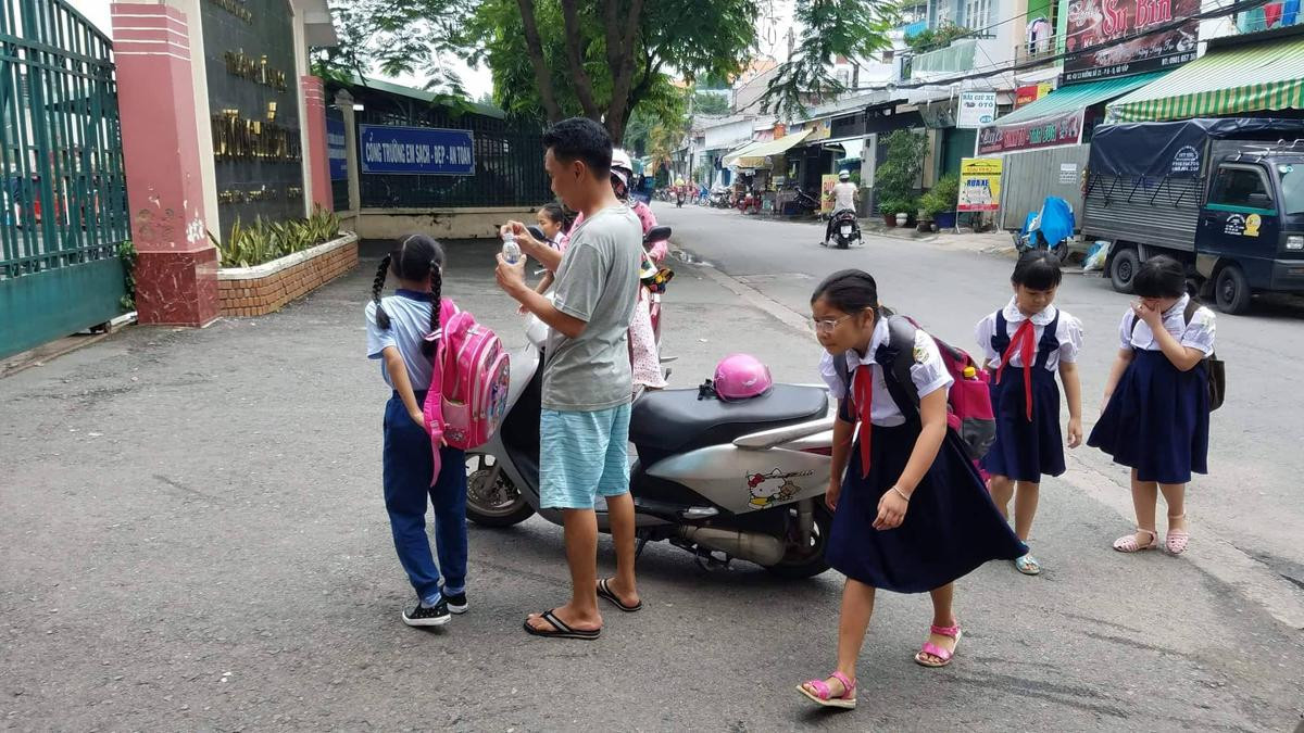 Thầy giáo Tiểu học ở Sài Gòn đánh và tát học sinh vì nói chuyện riêng, thiếu bài… gây bức xúc Ảnh 2