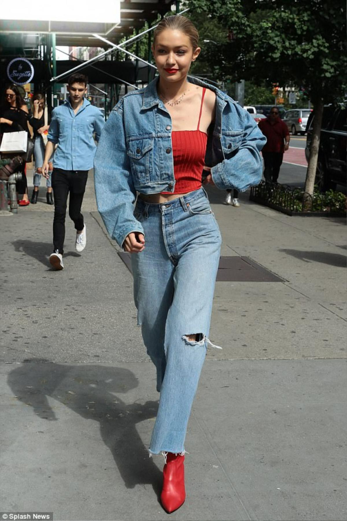 Học Gigi Hadid, Kendall Jenner, Minh Tú cách diện quần jeans sành điệu và tôn dáng Ảnh 7