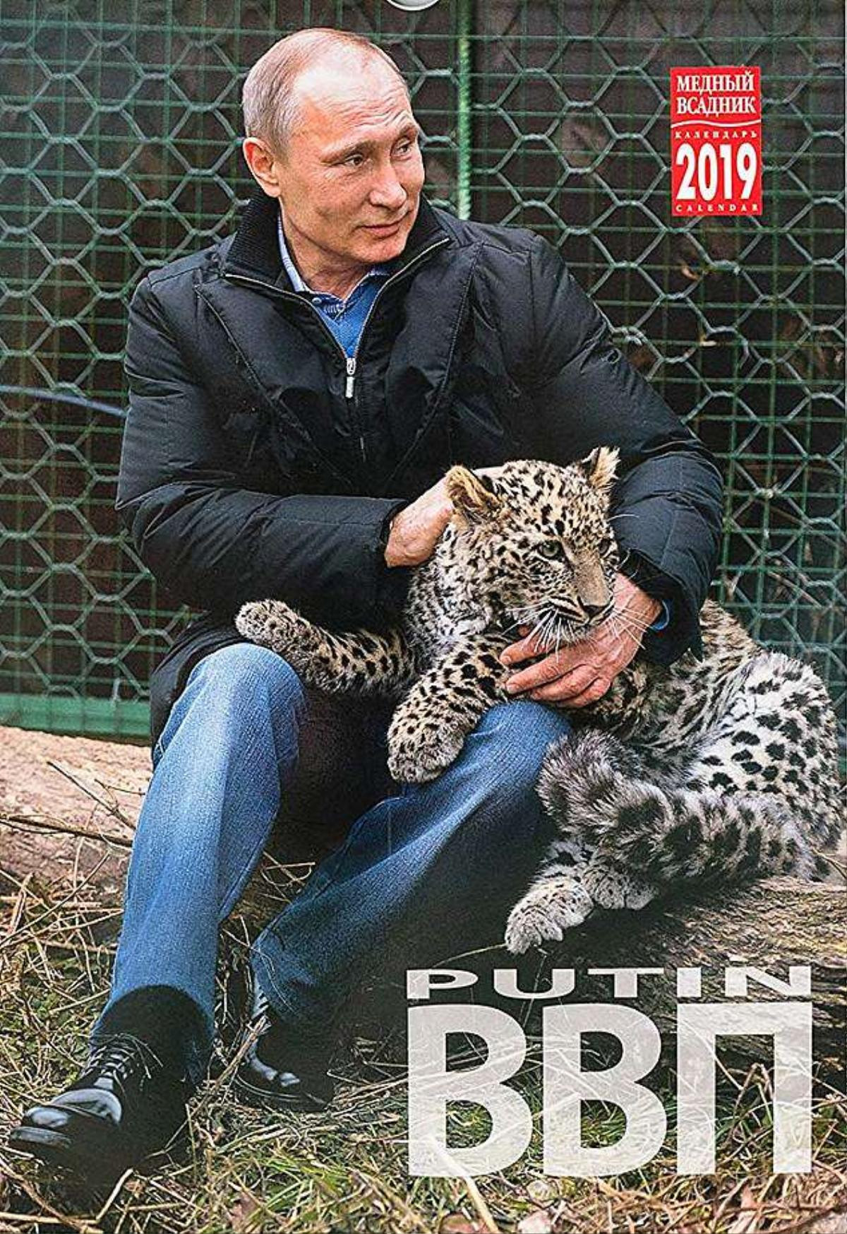 Tổng thống Putin cởi trần ngâm mình dưới nước lạnh, đi câu cá trong bộ lịch năm 2019 Ảnh 1