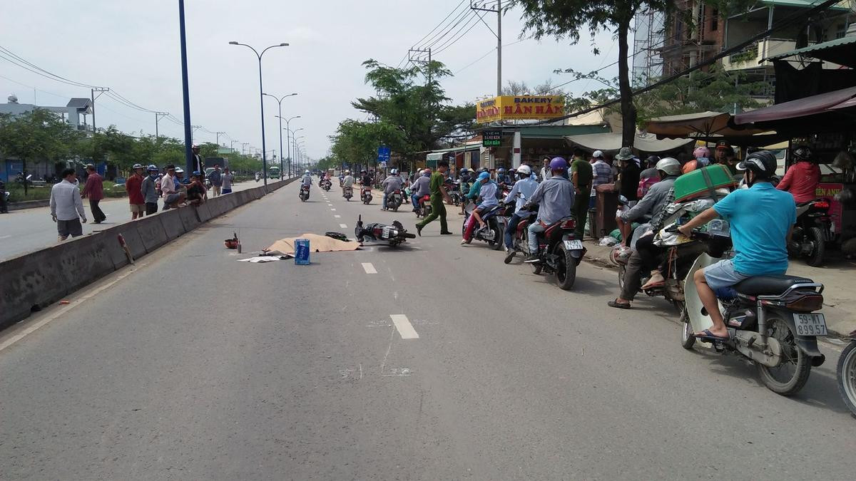 Né xe buýt tấp vào lề đường, người đàn ông bị xe tải cán tử vong ở Sài Gòn Ảnh 1