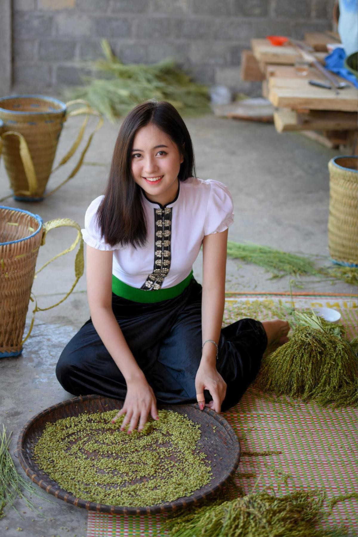 Cô gái mặc áo dài xinh ngất ngây đứng bên đồi hoa tam giác mạch - Bạn đã lùng ra danh tính? Ảnh 4