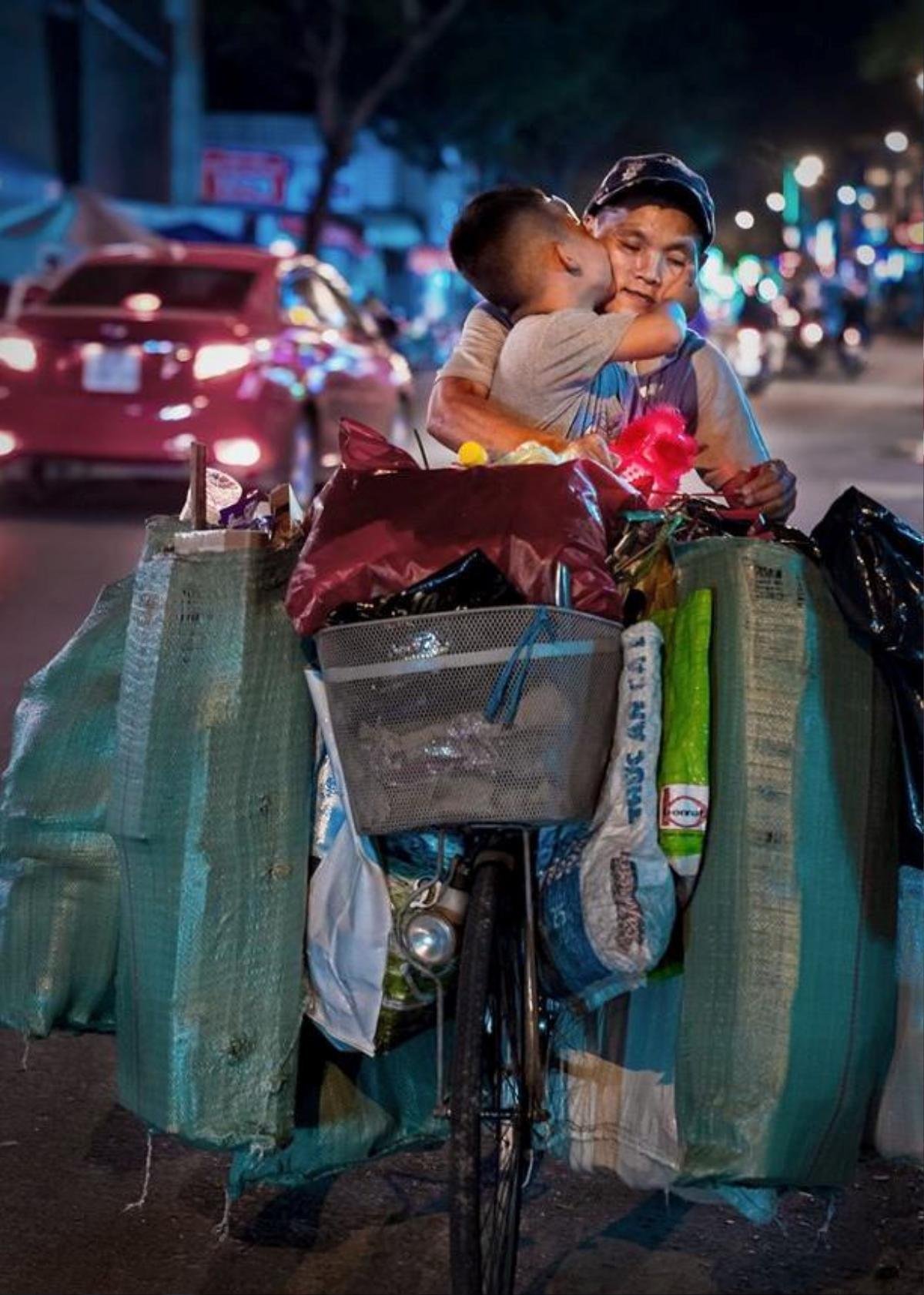 'Cậu bé hôn mẹ trên chiếc xe chở đầy ve chai' gây bão mạng: Thằng Thịnh không nhà, hàng đêm theo mẹ ngủ lề đường nhưng vẫn nuôi giấc mơ con chữ Ảnh 2