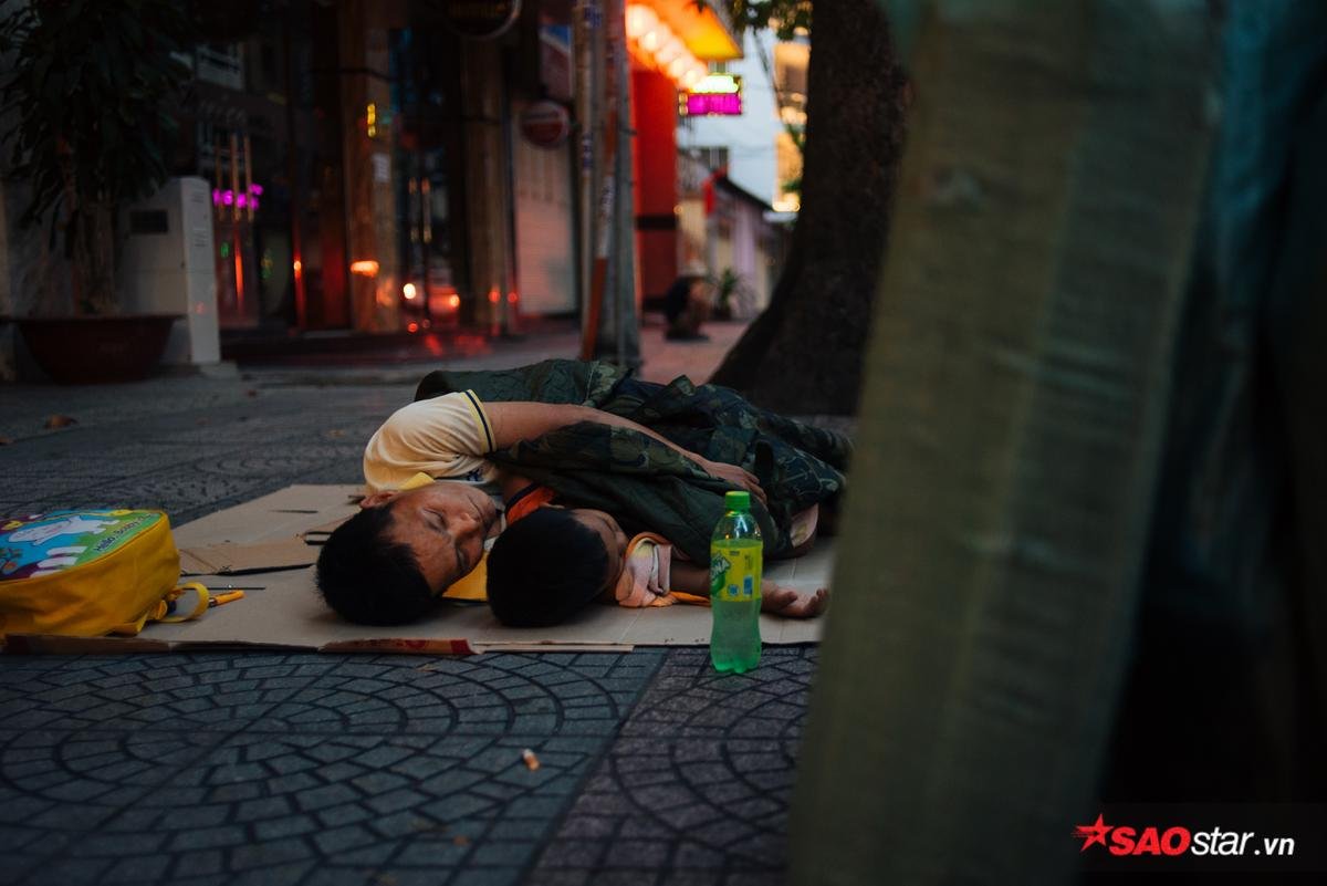 'Cậu bé hôn mẹ trên chiếc xe chở đầy ve chai' gây bão mạng: Thằng Thịnh không nhà, hàng đêm theo mẹ ngủ lề đường nhưng vẫn nuôi giấc mơ con chữ Ảnh 1