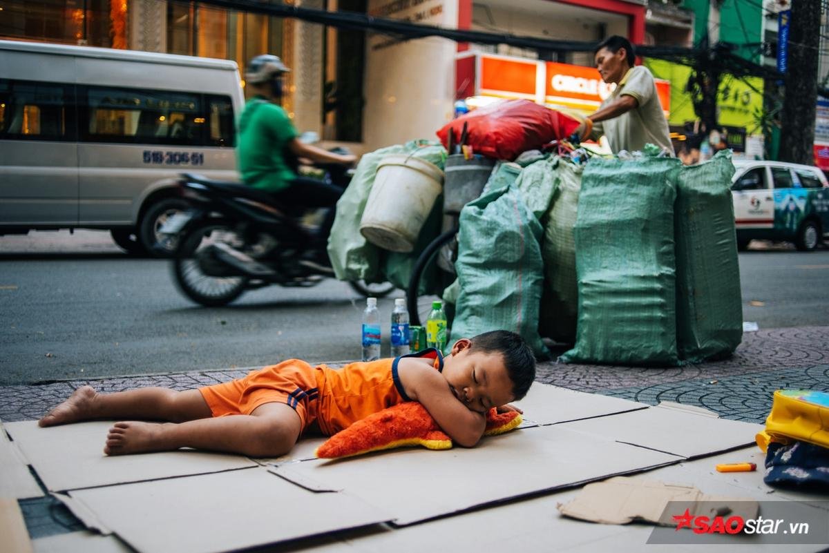 'Cậu bé hôn mẹ trên chiếc xe chở đầy ve chai' gây bão mạng: Thằng Thịnh không nhà, hàng đêm theo mẹ ngủ lề đường nhưng vẫn nuôi giấc mơ con chữ Ảnh 5