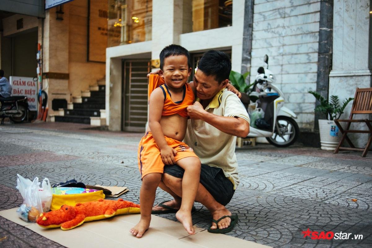 'Cậu bé hôn mẹ trên chiếc xe chở đầy ve chai' gây bão mạng: Thằng Thịnh không nhà, hàng đêm theo mẹ ngủ lề đường nhưng vẫn nuôi giấc mơ con chữ Ảnh 6