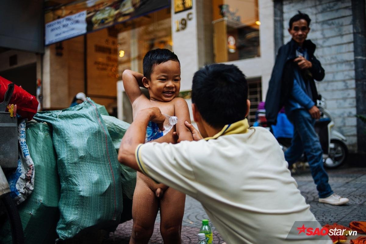 'Cậu bé hôn mẹ trên chiếc xe chở đầy ve chai' gây bão mạng: Thằng Thịnh không nhà, hàng đêm theo mẹ ngủ lề đường nhưng vẫn nuôi giấc mơ con chữ Ảnh 7