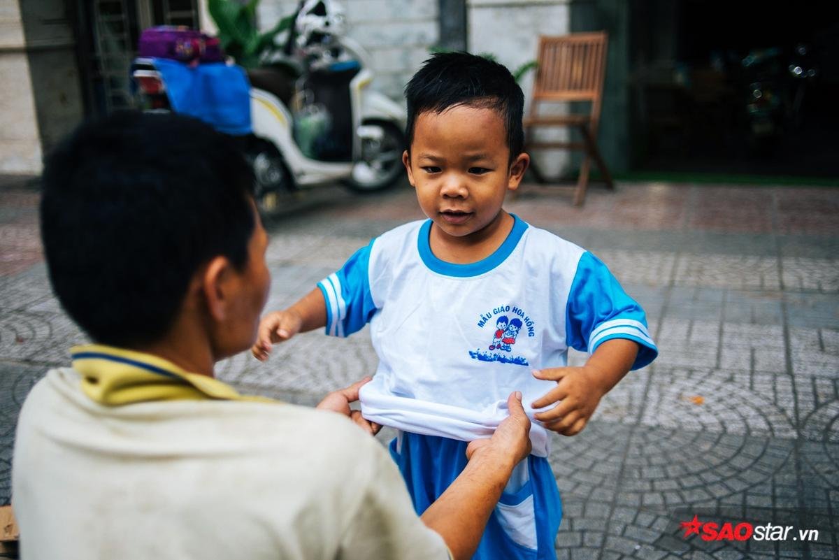 'Cậu bé hôn mẹ trên chiếc xe chở đầy ve chai' gây bão mạng: Thằng Thịnh không nhà, hàng đêm theo mẹ ngủ lề đường nhưng vẫn nuôi giấc mơ con chữ Ảnh 8